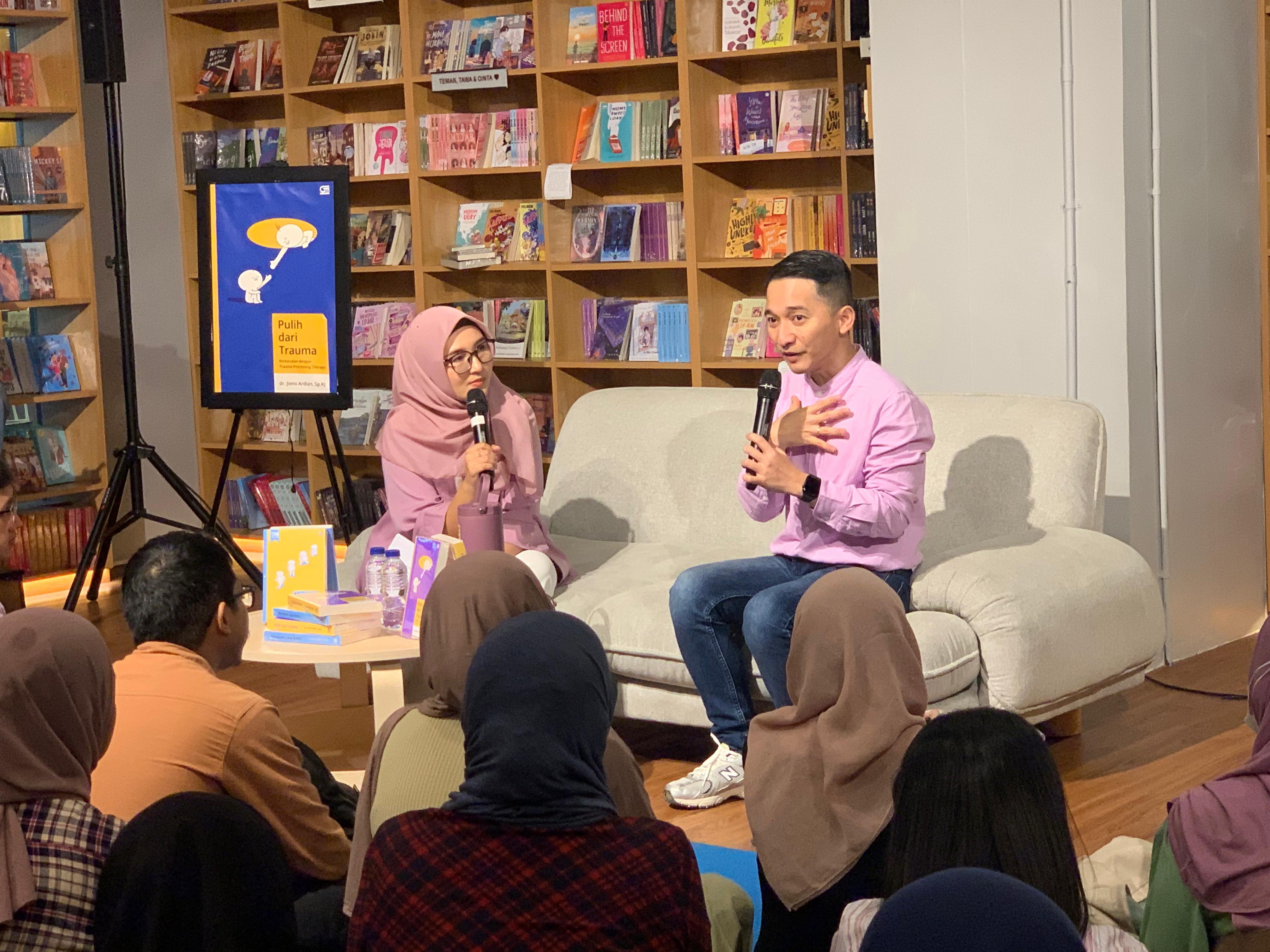 Acara peluncuran buku Pulih dari Trauma karya Jiemi Ardian di Gramedia Jalma, Jakarta, Minggu (13/7/2025). Sumber gambar: Hypeabis.id/Luke Andaresta.