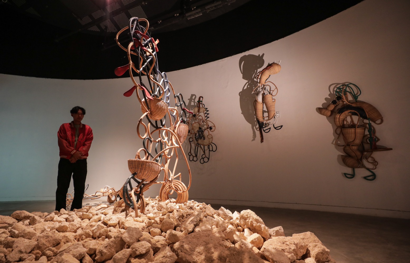 Pengunjung melihat karya dalam pameran Staging Desires di Galeri Salihara, Jumat (20/6/2025). Pengunjung melihat karya dalam pameran Staging Desires di Galeri Salihara, Jumat (20/6/2025).