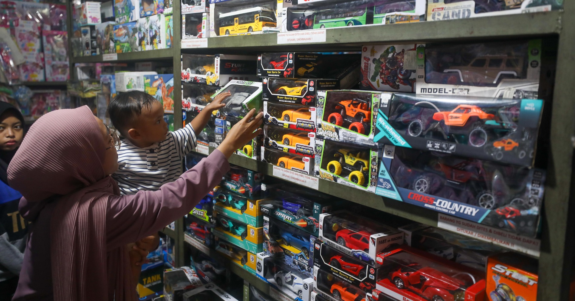 Anak-anak didampingi orang tua memilih mainan di salah satu lapak penjualan di Pasar Gembrong, Jakarta, Jumat (12/4/2024). Anak-anak didampingi orang tua memilih mainan di salah satu lapak penjualan di Pasar Gembrong, Jakarta, Jumat (12/4/2024).