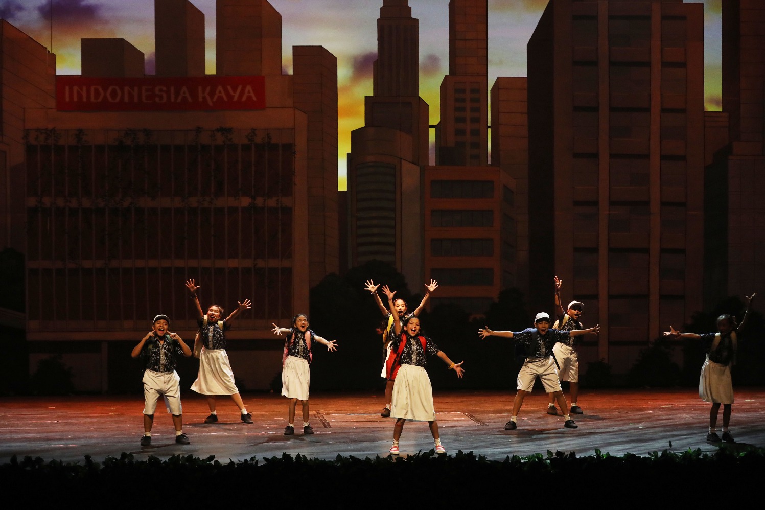 Pelakon memainkan pertunjukan panggung musikal Petualangan Sherina di Graha Bakti Budaya, Taman Ismail Marzuki, Jakarta, Kamis (10/7/2025). (Sumber gambar: JIBI/Bisnis/Eusebio Chrysnamurti)