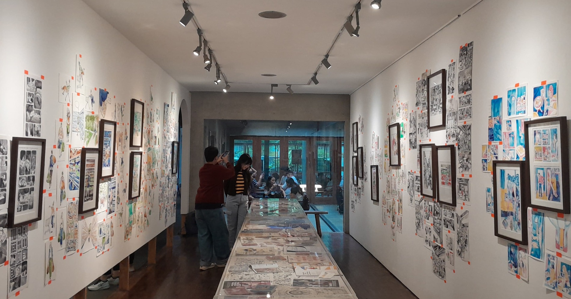 Pengunjung menikmati pameran Life As I Know It, di dia.lo.gue, Kemang, Jakarta Selatan pada Rabu, (16/7/25) (sumber gambar: Hypeabis.id/Prasetyo Agung Ginanjar)