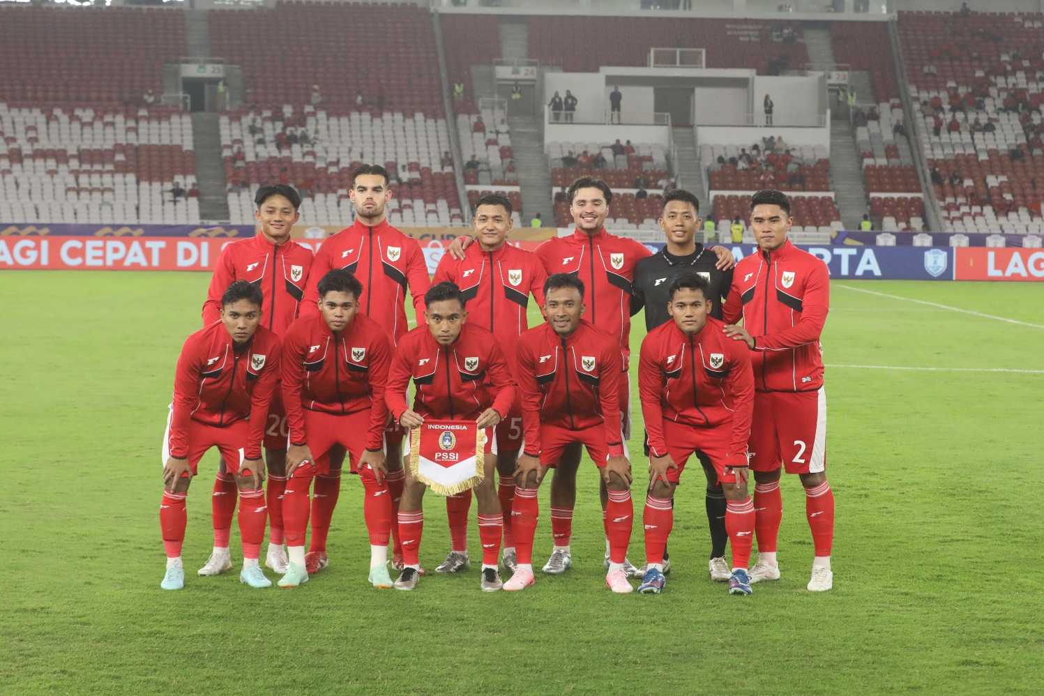 Pesepak bola Timnas U-23 Indonesia berfoto bersama sebelum melawan Timnas U-23 Brunei Darussalam dalam pertandingan penyisihan Grup A Piala AFF U-23 2025 di Stadion Utama Gelora Bung Karno (SUGBK), Senayan, Jakarta, Selasa (15/7/2025). (Sumber foto: JIBI/Bisnis/Eusebio Chrysnamurti )