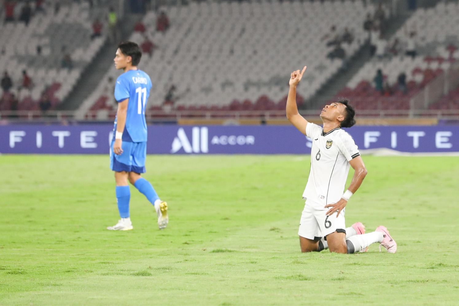 Pesepak bola Timnas U-23 Indonesia Robi Darwis melakukan selebrasi seusai gol pertama melawan Timnas U-23 Filipina dalam pertandingan penyisihan Grup A Piala AFF U-23 2025 di Stadion Utama Gelora Bung Karno (SUGBK), Senayan, Jakarta, Jumat (18/7/2025). (Sumber gambar: JIBI/Bisnis/Himawan L Nugraha)