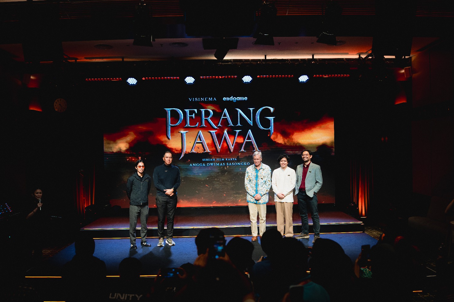 Sutradara Angga Dwimas Sasongko, sejarawan Peter Carey, produser eksekutif Gita Wirjawan, Produser Taufan Adryan (Sumber gambar: Visinema) Sutradara Angga Dwimas Sasongko, sejarawan Peter Carey, produser eksekutif Gita Wirjawan, Produser Taufan Adryan (Sumber gambar: Visinema)