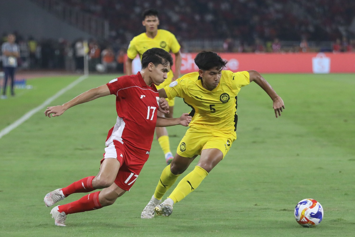 Pesepak bola Timnas U-23 Indonesia Victor Benjamin Dethan (kiri) berebut bola dengan pesepak bola Timnas U-23 Malaysia Muhammad Shafizan Bin Mohamad Arshad (kanan) dalam pertandingan penyisihan Grup A Piala AFF U-23 2025 di Stadion Utama Gelora Bung Karno (SUGBK), Senayan, Jakarta, Senin (21/7/2025). 