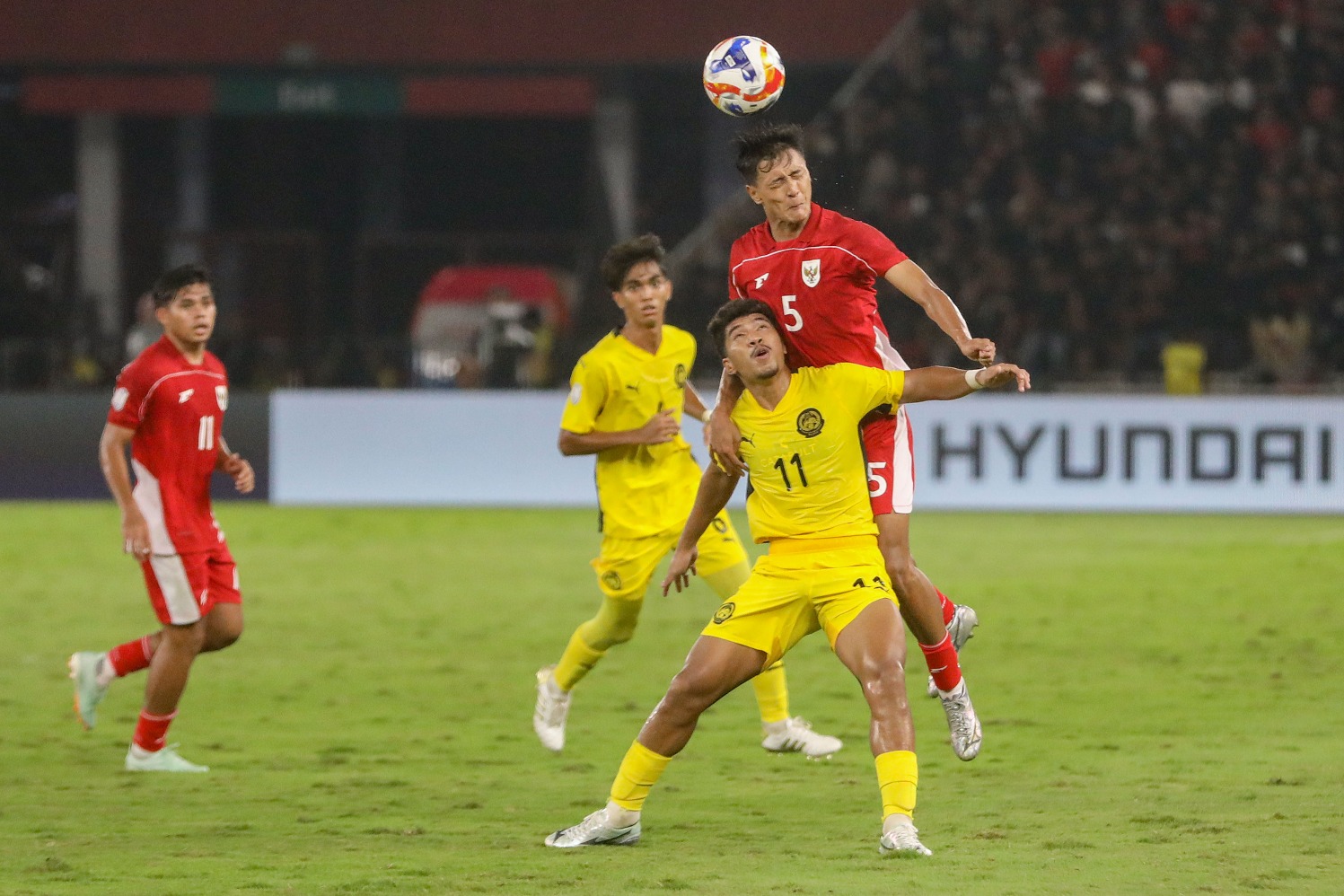 Pesepak bola Timnas U-23 Indonesia Dony Tri Pamungkas (5) berebut bola dengan pesepak bola Timnas U-23 Malaysia Muhammad Aliff Izwan Bin Yuslan (11) dalam pertandingan penyisihan Grup A Piala AFF U-23 2025 di Stadion Utama Gelora Bung Karno (SUGBK), Senayan, Jakarta, Senin (21/7/2025).