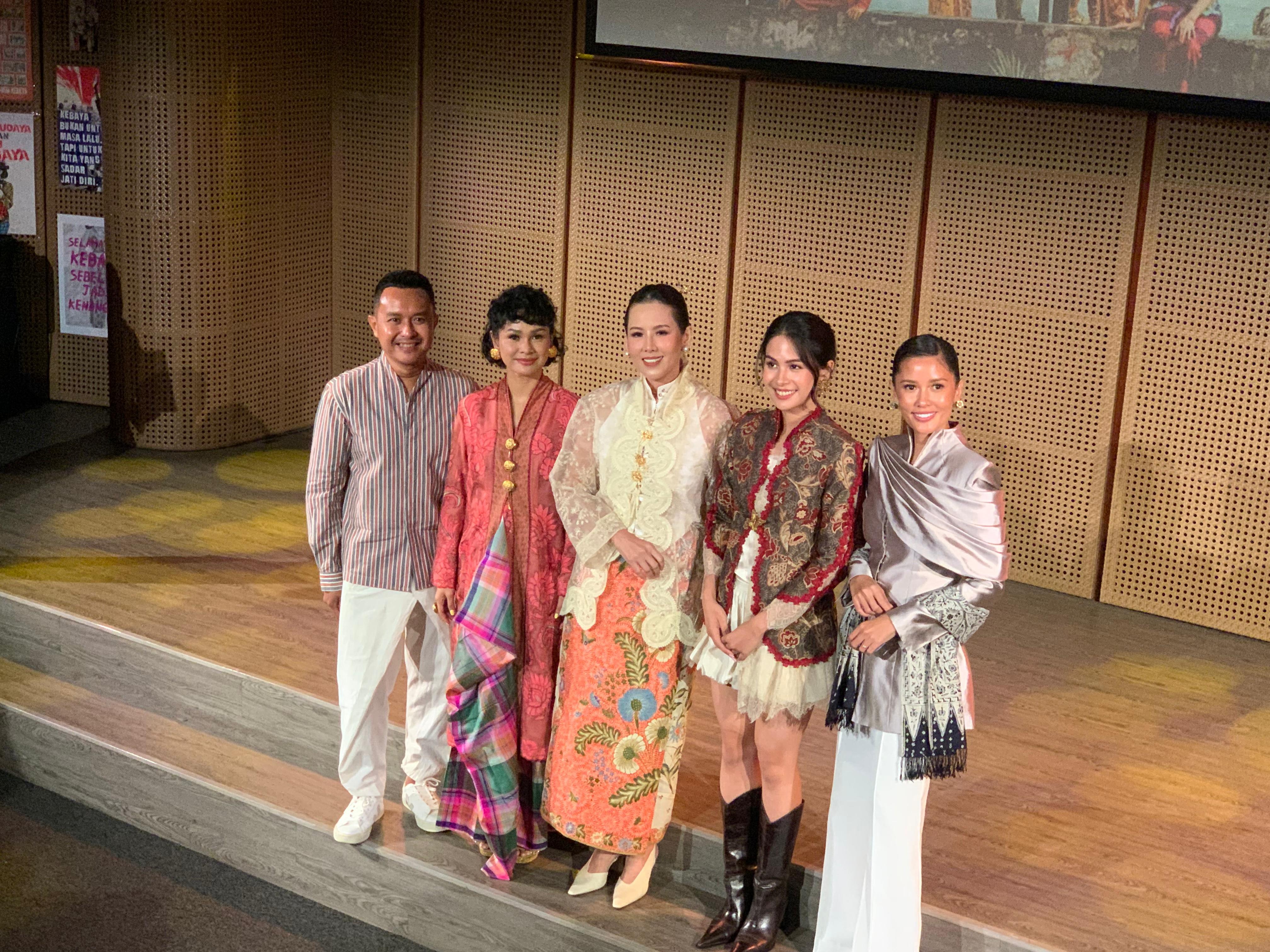 Para pembicara di acara konferensi pers #KitaBerkebaya di Galeri Indonesia Kaya, Jakarta, Selasa (22/7/2025). Sumber gambar: Hypeabis.id/Luke Andaresta. Para pembicara di acara konferensi pers #KitaBerkebaya di Galeri Indonesia Kaya, Jakarta, Selasa (22/7/2025). Sumber gambar: Hypeabis.id/Luke Andaresta.