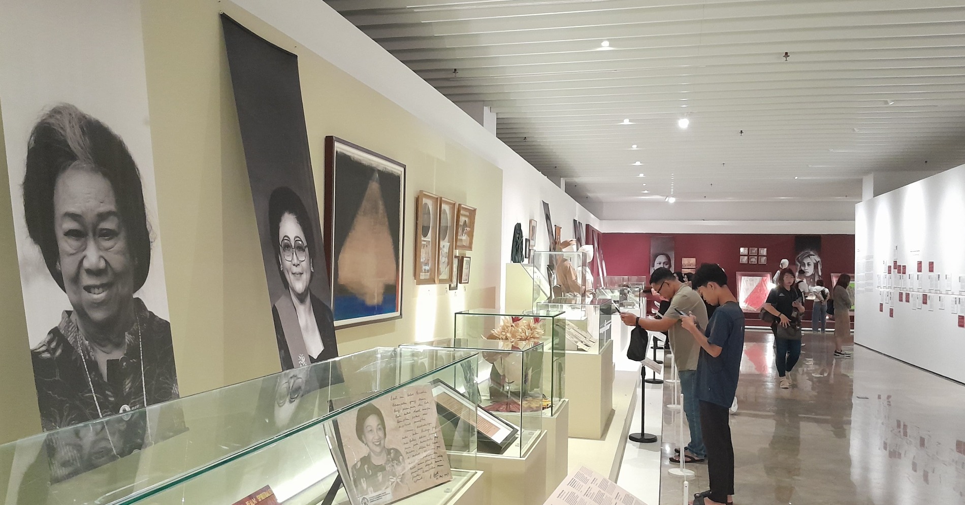 Pengunjung menyaksikan sejumlah karya dalam pameran Sunting, di MNI. (sumber gambar: Hypeabis.id/Prasetyo Agung Ginanjar)