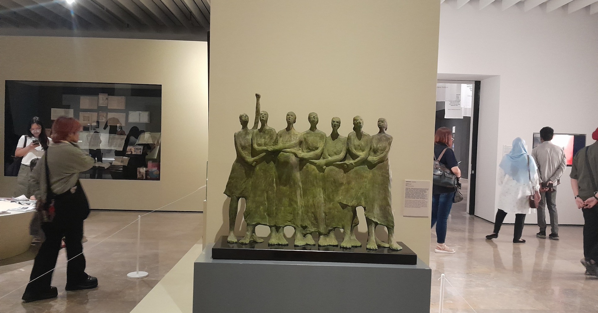 Pengunjung menyaksikan sejumlah karya dalam pameran Sunting, di MNI. (sumber gambar: Hypeabis.id/Prasetyo Agung Ginanjar)