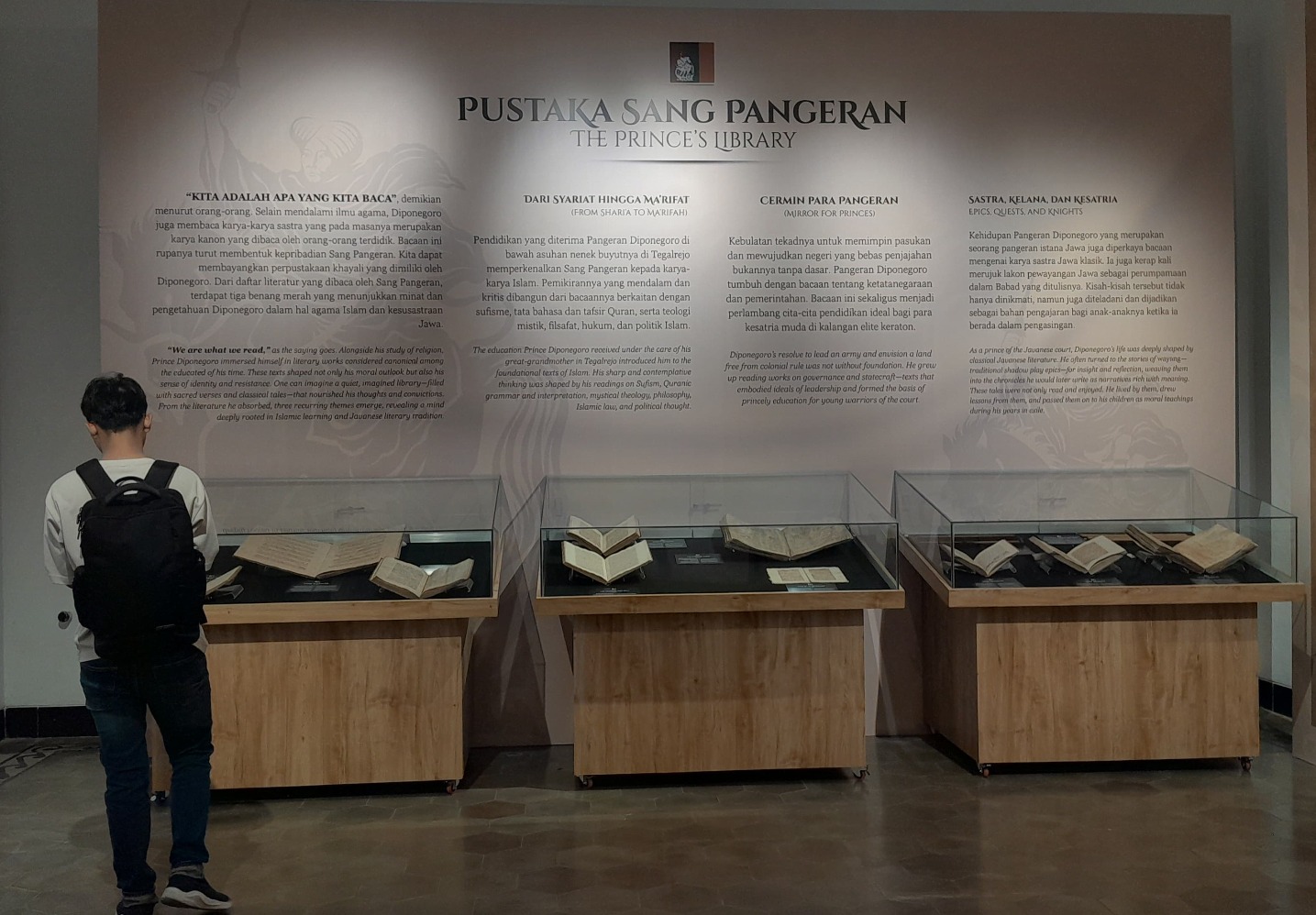 Pengunjung membaca salah satu arsip dalam pameran 200 Tahun Perang Jawa di Perpusnas, Rabu, (23/7/25). (sumber gambar: Hypeabis.id/Prasetyo Agung Ginanjar)