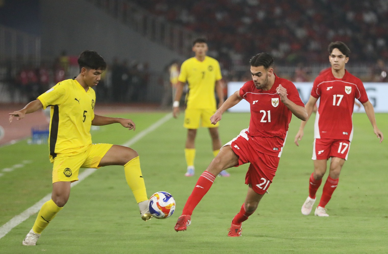 Pesepak bola Timnas U-23 Indonesia Jens Raven (kanan) berebut bola dengan pesepak bola Timnas U-23 Malaysia Muhammad Shafizan dalam pertandingan penyisihan Grup A Piala AFF U-23 2025 di Stadion Utama Gelora Bung Karno (SUGBK), Senayan, Jakarta, Senin (21/7/2025). (Sumber foto: JIBI/Eusebio Chrysnamurti) Pesepak bola Timnas U-23 Indonesia Jens Raven (kanan) berebut bola dengan pesepak bola Timnas U-23 Malaysia Muhammad Shafizan dalam pertandingan penyisihan Grup A Piala AFF U-23 2025 di Stadion Utama Gelora Bung Karno (SUGBK), Senayan, Jakarta, Senin (21/7/2025). (Sumber foto: JIBI/Eusebio Chrysnamurti)