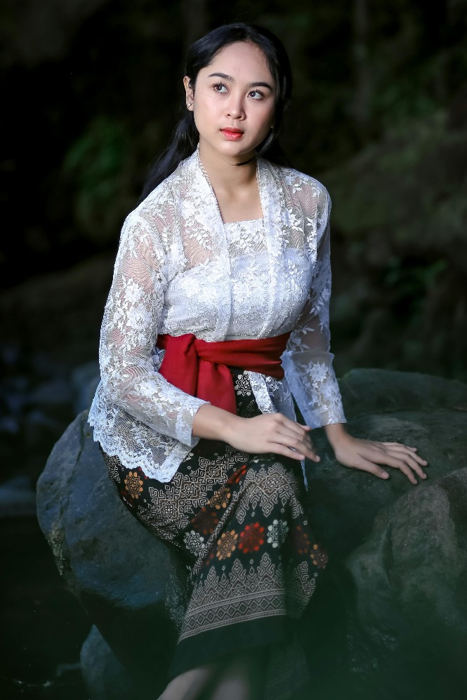 Kebaya kutubaru (Sumber: Pexels) Kebaya kutubaru (Sumber: Pexels)