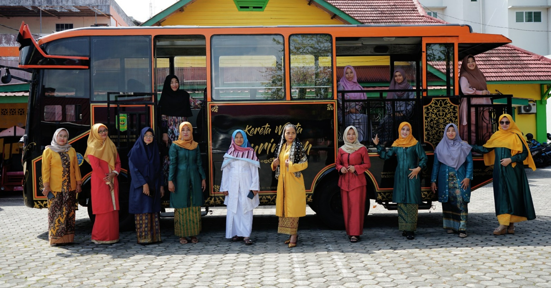Kebaya labuh (Sumber: Tanjungpinangkota.go.id) Kebaya labuh (Sumber: Tanjungpinangkota.go.id)