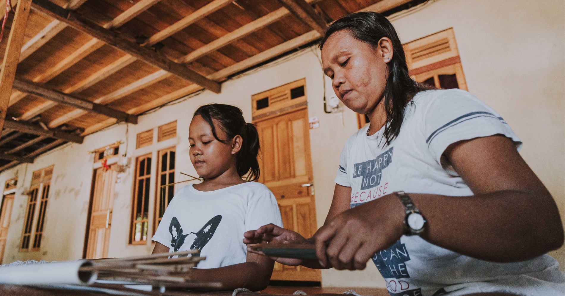 Perempuan Penenun (Sumber Foto: Yayasan Kawan Lama)