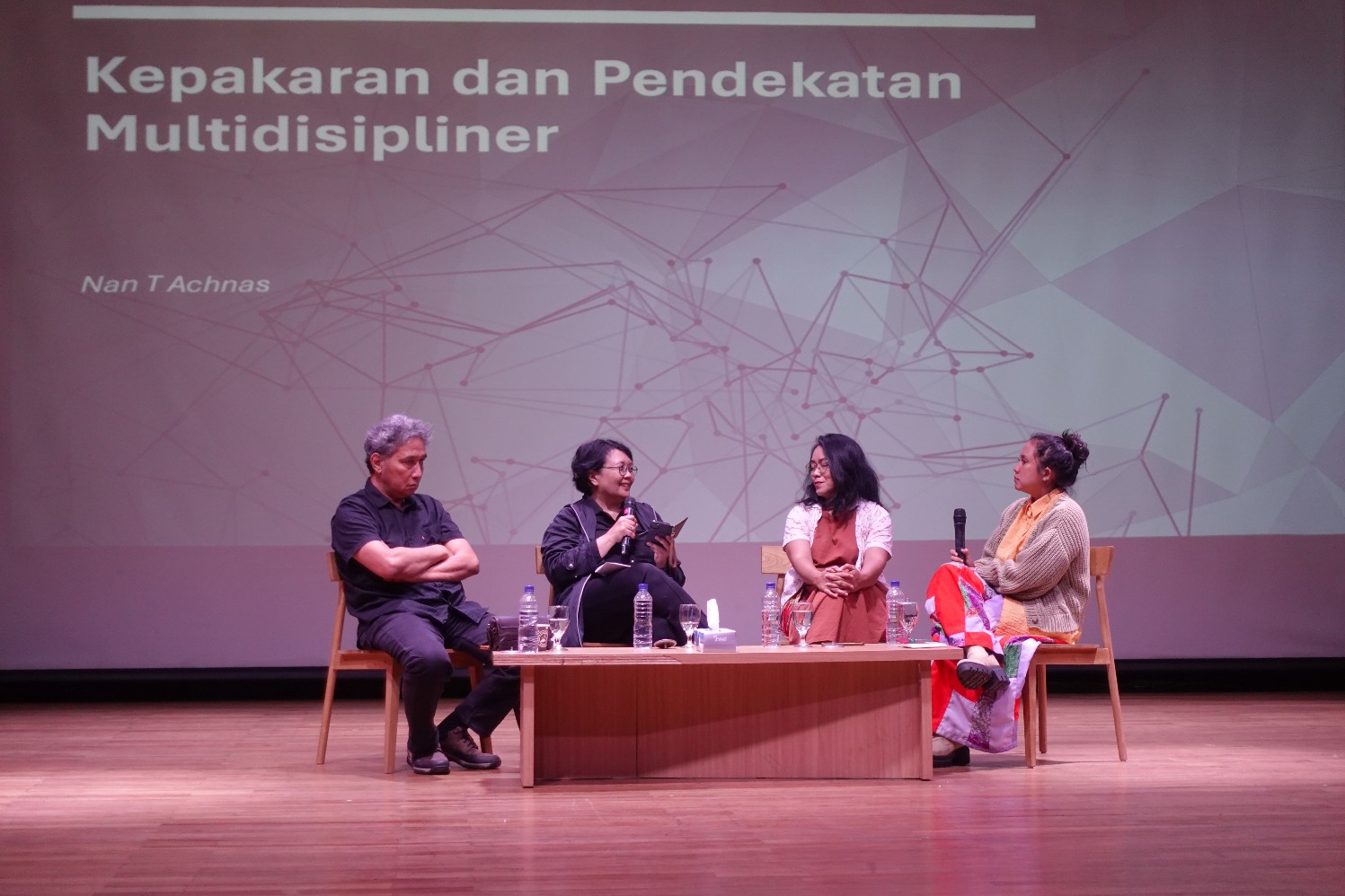 Sejarawan Hilmar Farid, Akademisi Nan Achnas, Akademisi Yola Yulfianti  Diskusi Publik: Seni di Era Matinya Kepakaran? yang digelar di Taman Ismail Marzuki, Jakarta, Senin (29/7/2025). (Sumber gambar: Chelsea Venda/Hypeabis.id)