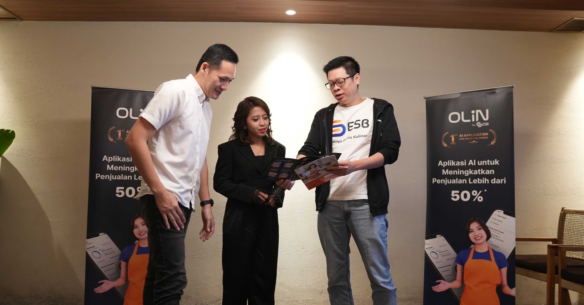 Regan S. Subagio (owner Hongkong Bay), Ayu Switriani (F&B Director Temuku), dan Gunawan (Co-founder dan CEO ESB) (Sumber Foto: ESB) Regan S. Subagio (owner Hongkong Bay), Ayu Switriani (F&B Director Temuku), dan Gunawan (Co-founder dan CEO ESB) (Sumber Foto: ESB)