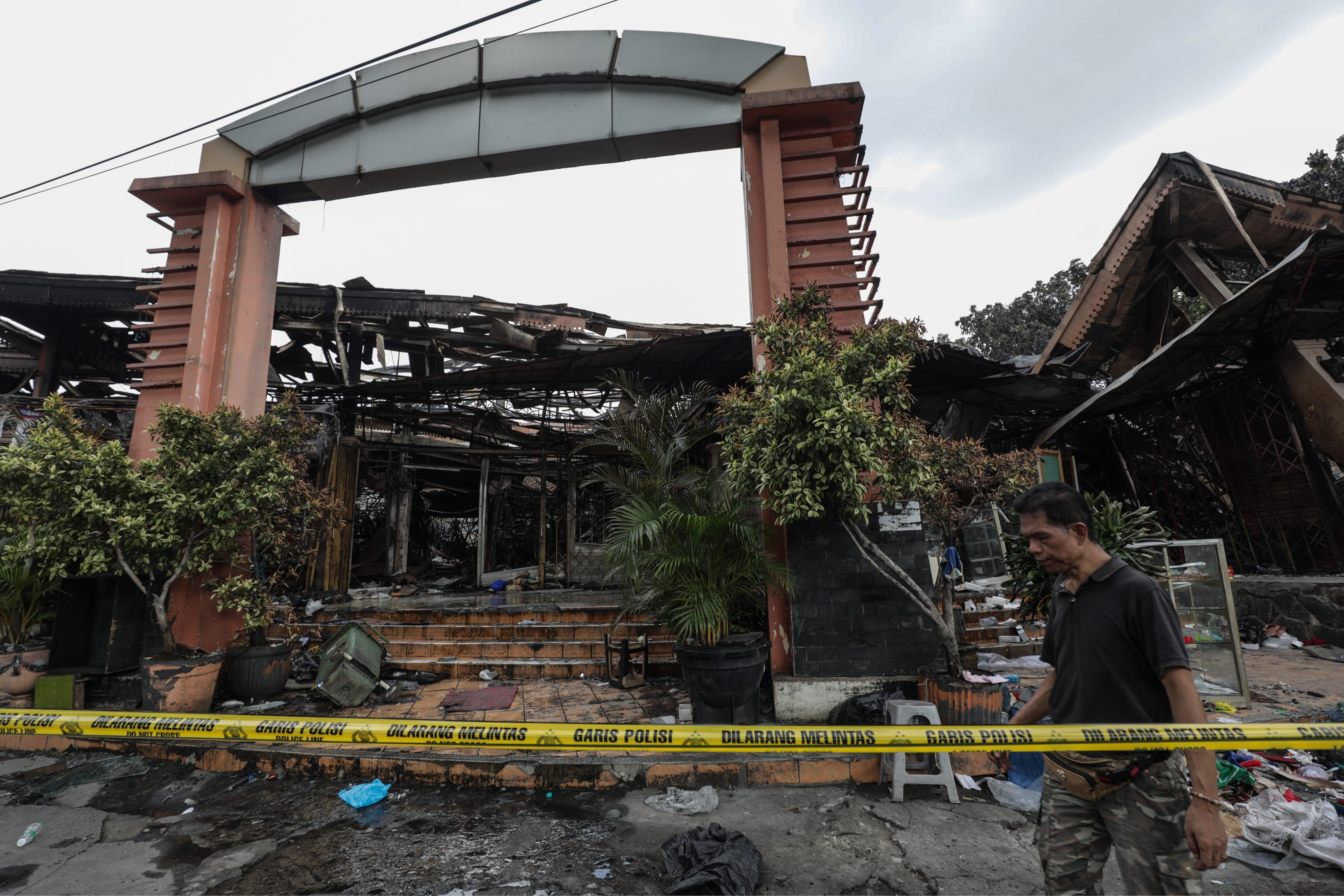 Warga melihat kondisi pasca kebakaran di Pasar Taman Puring, Jakarta, Selasa (29/7/2025). (Sumber foto: JIBI/Hypeabis.id/Fanny Kusumawardhani)