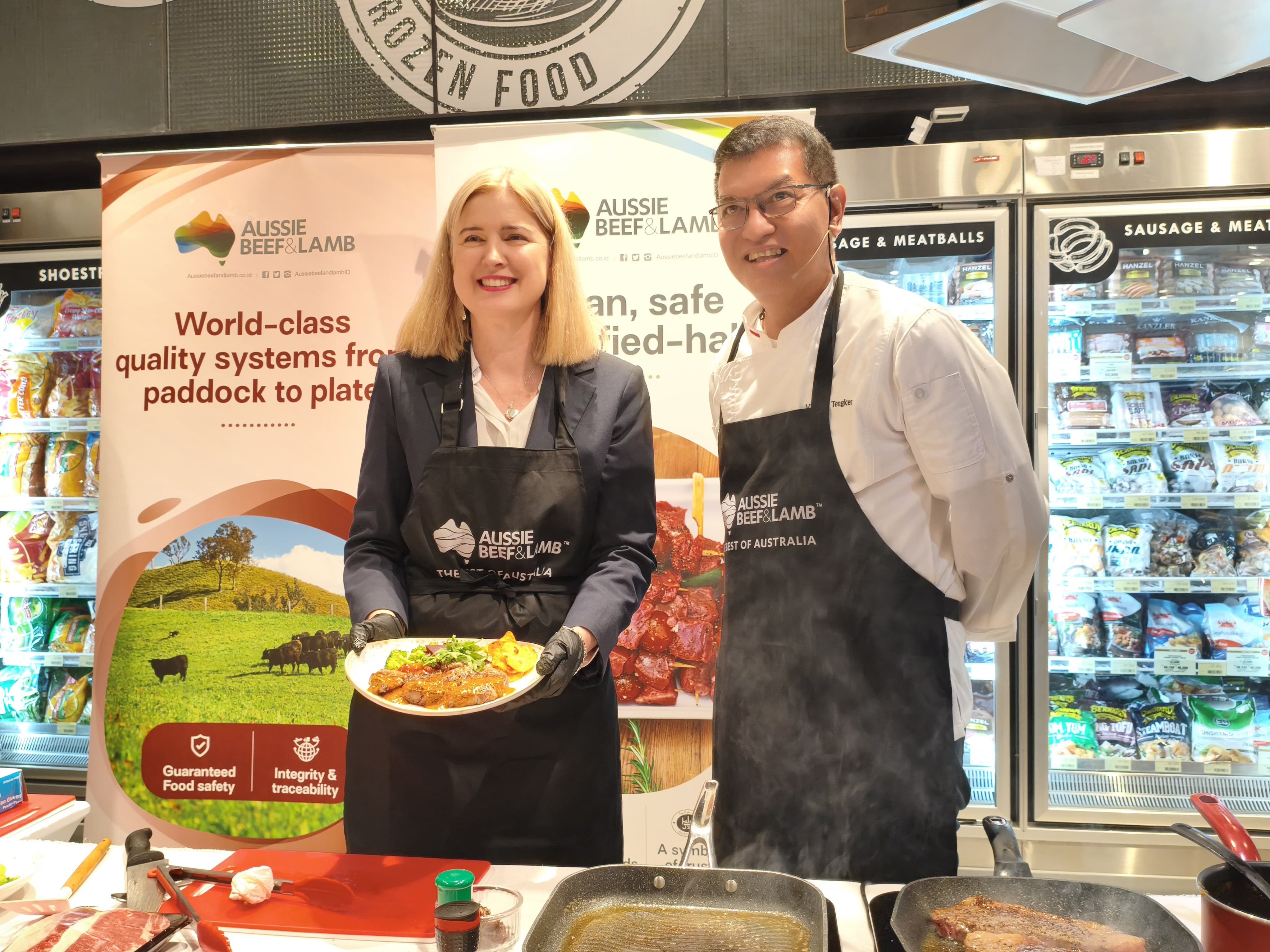 Menteri Pertanian, Perikanan, dan Kehutanan Australia Julie Collins dan Chef Vindex. (Sumber foto: Hypeabis.id/Dewi Andriani) Menteri Pertanian, Perikanan, dan Kehutanan Australia Julie Collins dan Chef Vindex. (Sumber foto: Hypeabis.id/Dewi Andriani)