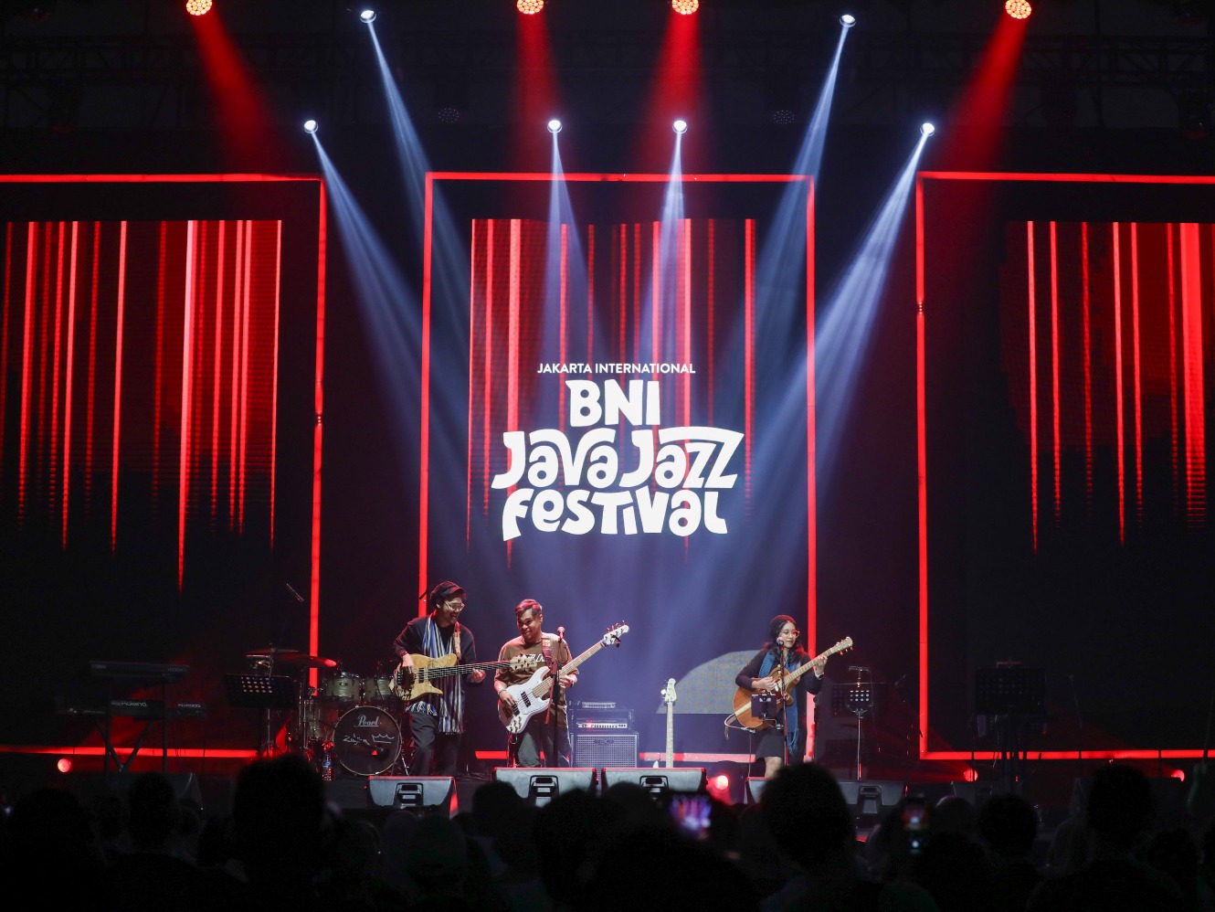 Musisi Barry Likumahuwa and The Rhythm Service tampil dalam acara BNI Java Jazz Festival 2024 di JIExpo Kemayoran, Jakarta, Jumat (24/5/2024). (Sumber gambar: JIBI/Bisnis/Himawan L Nugraha)