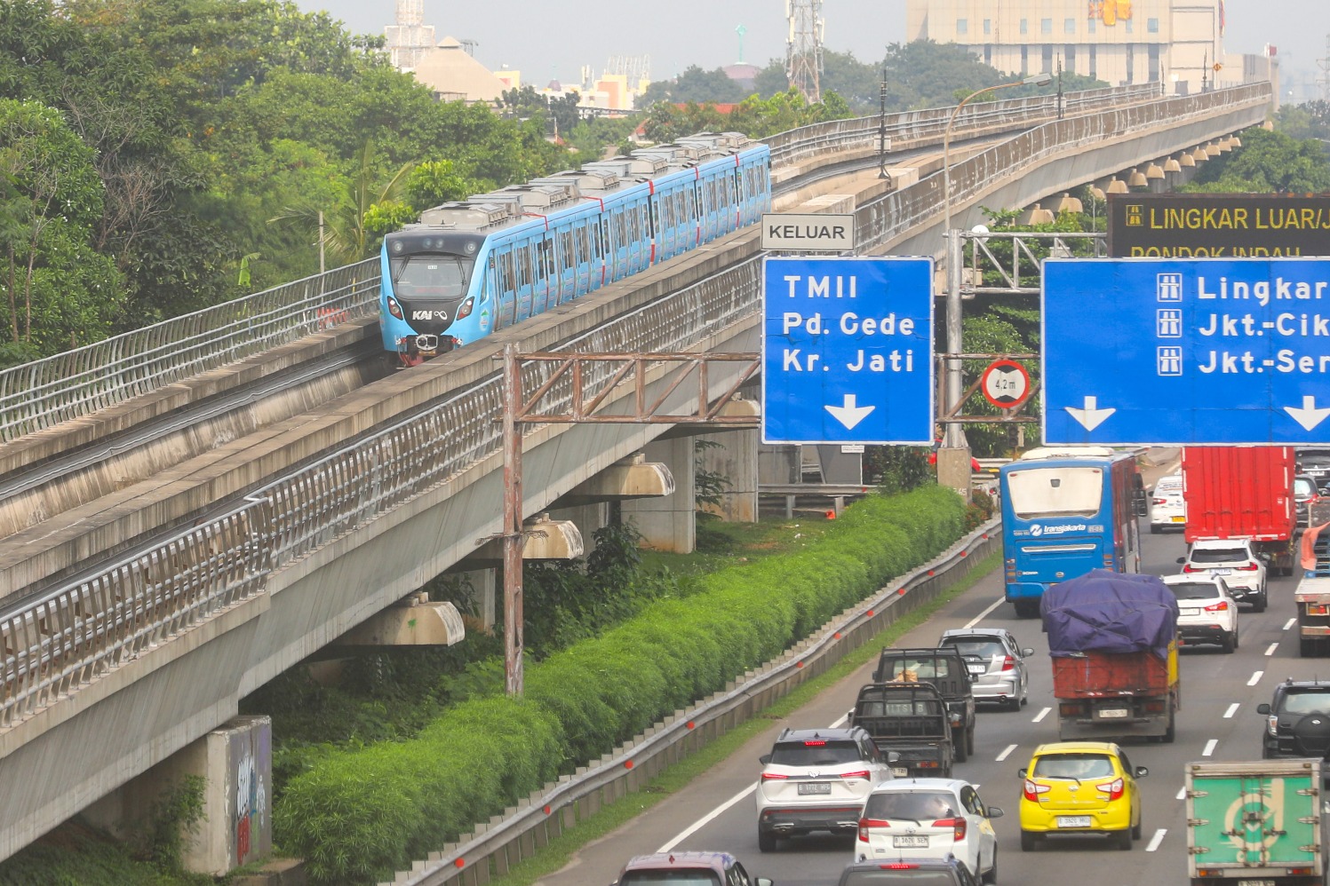 Rangkaian LRT Jabodebek melintas di Jakarta, MInggu (3/8/2025). (Sumber gambar: JIBI/Bisnis/Abdurachman)
