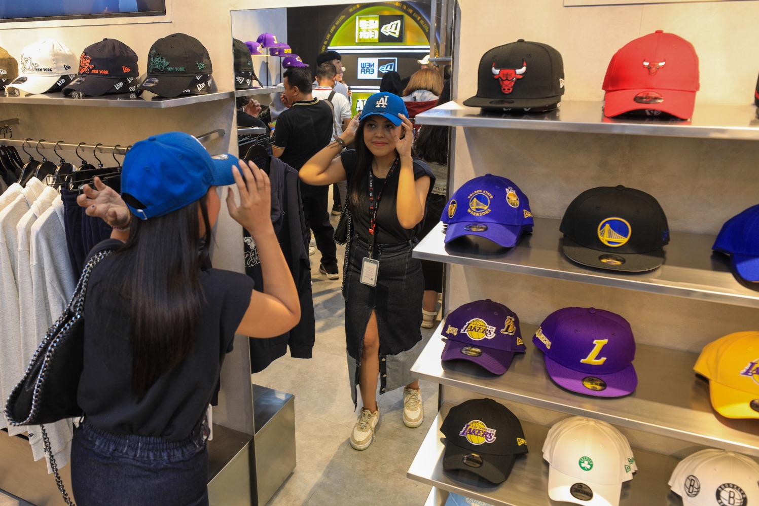 Pengunjung melihat koleksi fashion di gerai New Era dalam media preview New Era Grand Indonesia di Jakarta, Selasa (24/10/2023). (Sumber gambar: JIBI/Bisnis/Suselo Jati) Pengunjung melihat koleksi fashion di gerai New Era dalam media preview New Era Grand Indonesia di Jakarta, Selasa (24/10/2023). (Sumber gambar: JIBI/Bisnis/Suselo Jati)