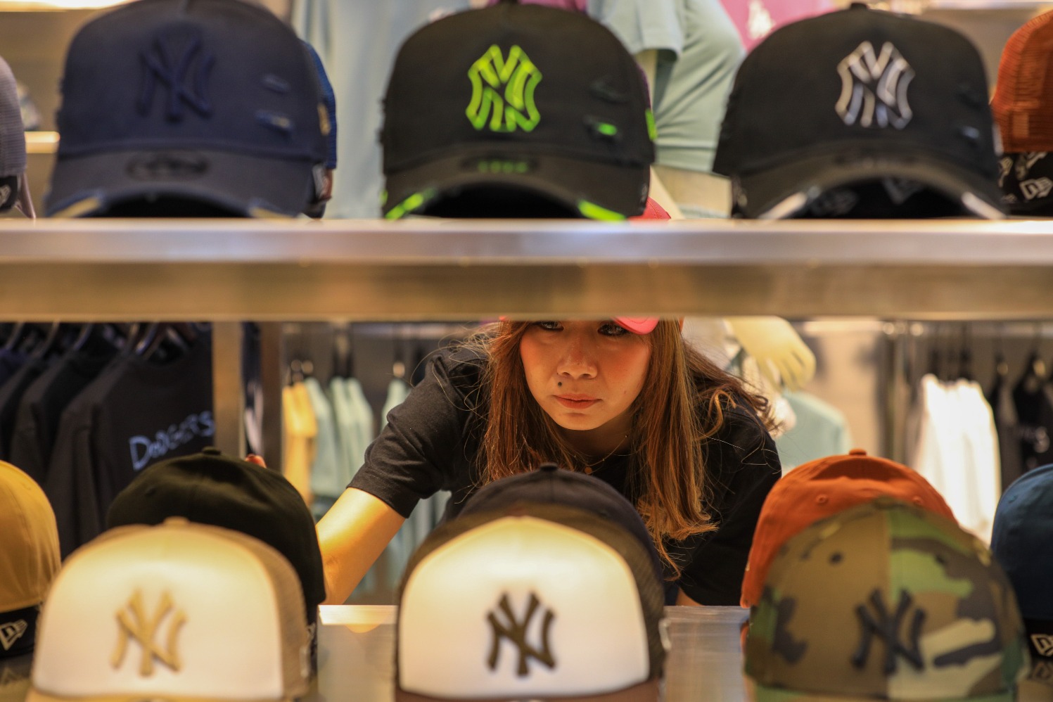Pengunjung melihat koleksi fashion di gerai New Era dalam media preview New Era Grand Indonesia di Jakarta, Selasa (24/10/2023). (Sumber gambar: JIBI/Bisnis/Suselo Jati) Pengunjung melihat koleksi fashion di gerai New Era dalam media preview New Era Grand Indonesia di Jakarta, Selasa (24/10/2023). (Sumber gambar: JIBI/Bisnis/Suselo Jati)