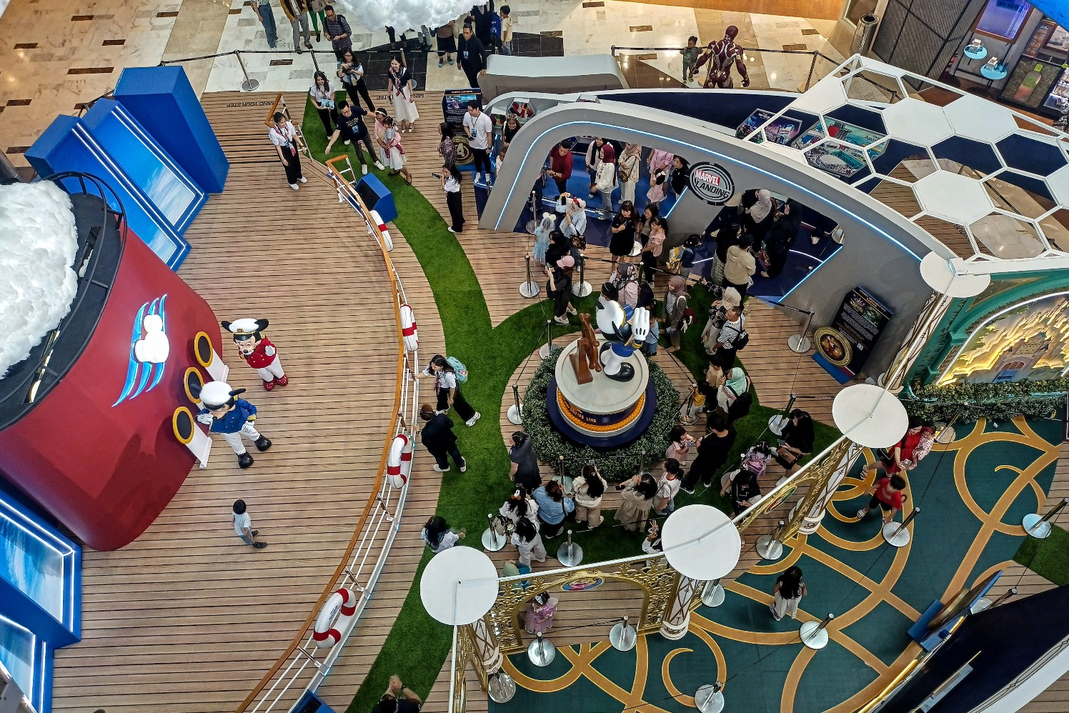 Pengunjung berfoto bersama karakter Disney saat acara The Grand Adventure with Disney Cruise Land di mal Grand Indonesia, Jakarta, Jumat (4/7/2025). (Sumber gambar: JIBI/Bisnis/Arief Hermawan P) Pengunjung berfoto bersama karakter Disney saat acara The Grand Adventure with Disney Cruise Land di mal Grand Indonesia, Jakarta, Jumat (4/7/2025). (Sumber gambar: JIBI/Bisnis/Arief Hermawan P)