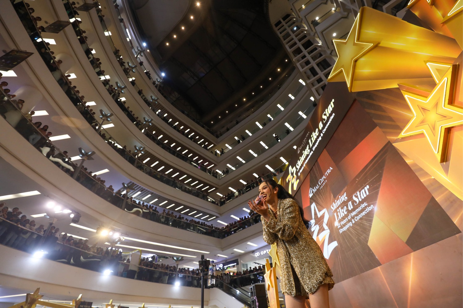 Penyanyi Lyodra Ginting tampil pada acara perayaan ulang tahun ke-32 Mal Ciputra di Jakarta, Rabu (26/2/2025). (Sumber gambar: Bisnis/Himawan L Nugraha) Penyanyi Lyodra Ginting tampil pada acara perayaan ulang tahun ke-32 Mal Ciputra di Jakarta, Rabu (26/2/2025). (Sumber gambar: Bisnis/Himawan L Nugraha)