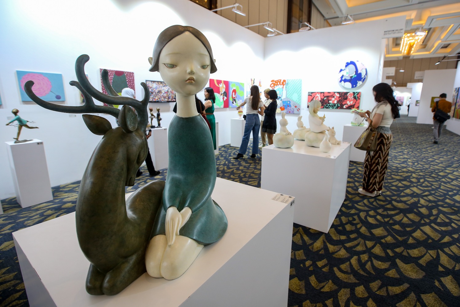 Pengunjung melihat karya Whitestone Gallery yang dipamerkan di ArtMoments Jakarta 2024, Jakarta, Jumat (9/8/2024). (Sumber gambar: JIBI/Bisnis/Abdurachman)
