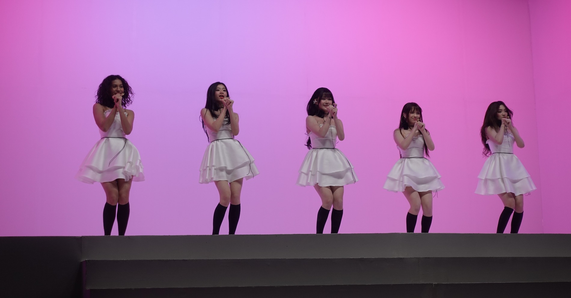 Member Girlband Papion Angel, Naufa, dan Farah (Indonesia), Naia (Amerika Serikat), serta Ponn (Thailand). (Sumber gambar: Chelsea Venda/Hypeabis.id)