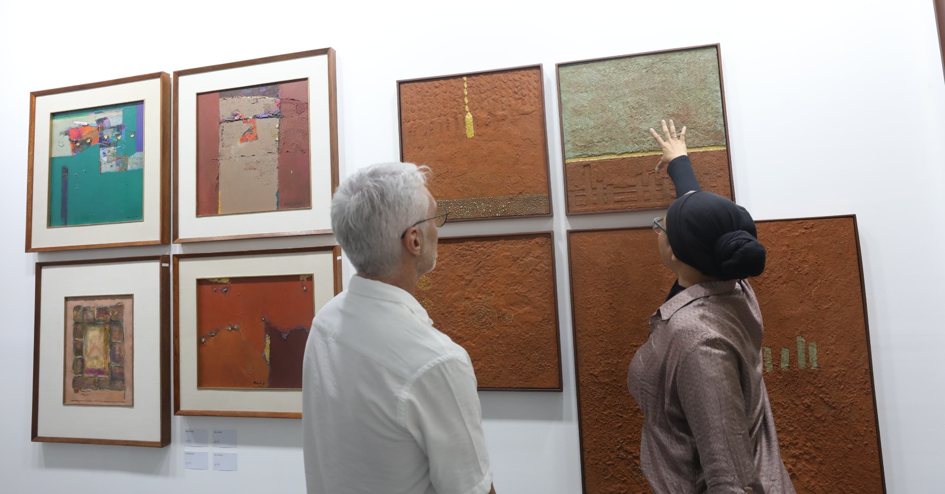 Pengunjung menikmati sejumlah karya yang dipamerkan di ArtMoments Jakarta 2025, Jakarta, Kamis (7/8/2025), di AGORA Exhibition Hall di Jakarta Pusat. (Sumber gambar: Hypeabis.id/Himawan L Nugraha)