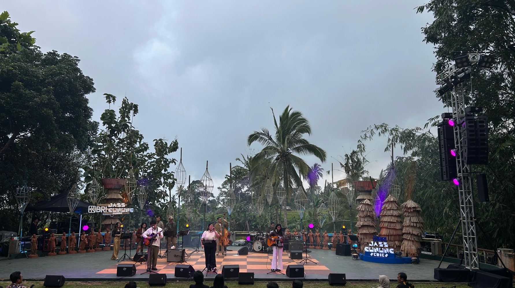 Grup Dua Empat di BRI Jazz Gunung Ijen (Sumber gambar: Chelsea Venda/Hypeabis.id) Grup Dua Empat di BRI Jazz Gunung Ijen (Sumber gambar: Chelsea Venda/Hypeabis.id)