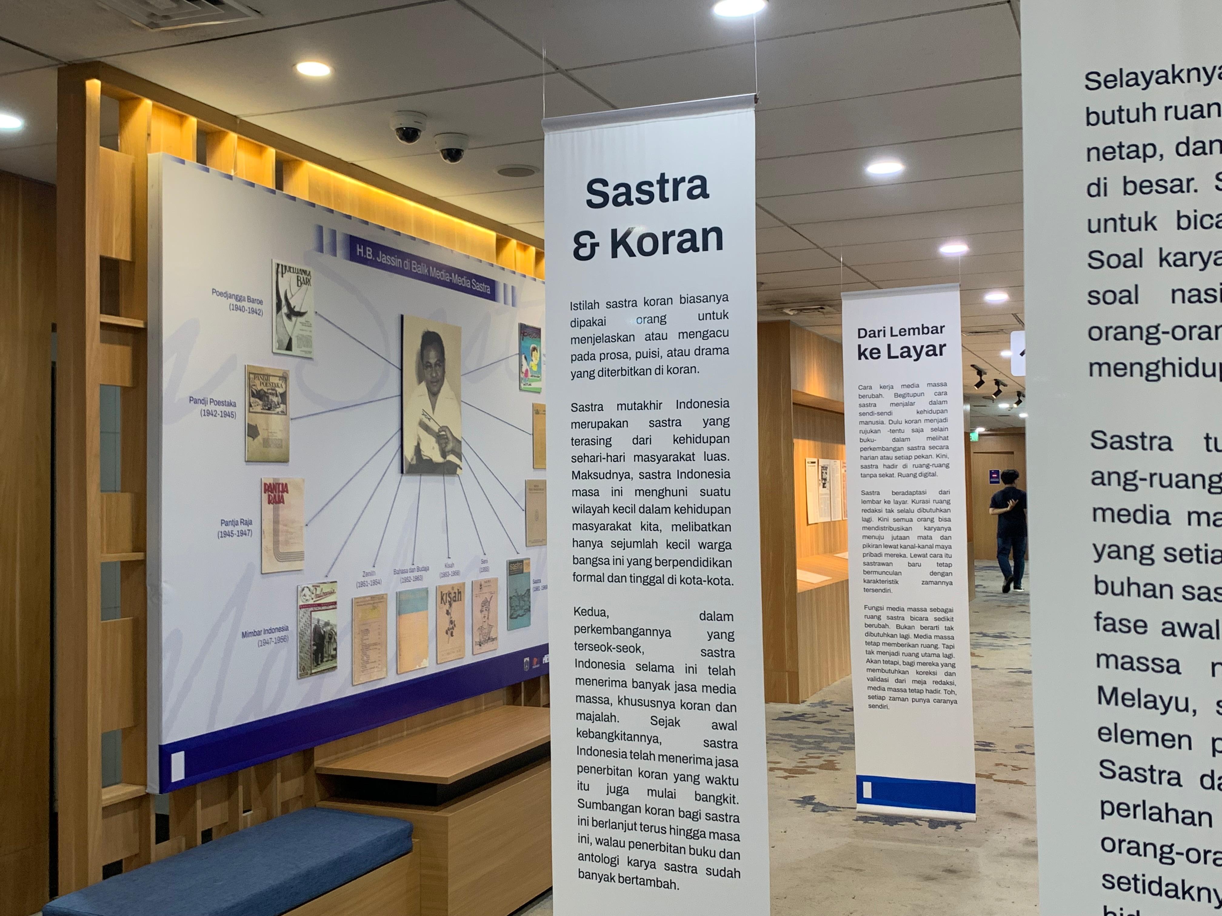 Suasana Pameran Ruang Sastra Bicara, yang digelar hingga 31 Agustus 2025 di Galeri PDS H.B. Jassin TIM Cikini Jakarta Pusat. (Sumber gambar: Hypeabis.id/Luke Andaresta) Suasana Pameran Ruang Sastra Bicara, yang digelar hingga 31 Agustus 2025 di Galeri PDS H.B. Jassin TIM Cikini Jakarta Pusat. (Sumber gambar: Hypeabis.id/Luke Andaresta)