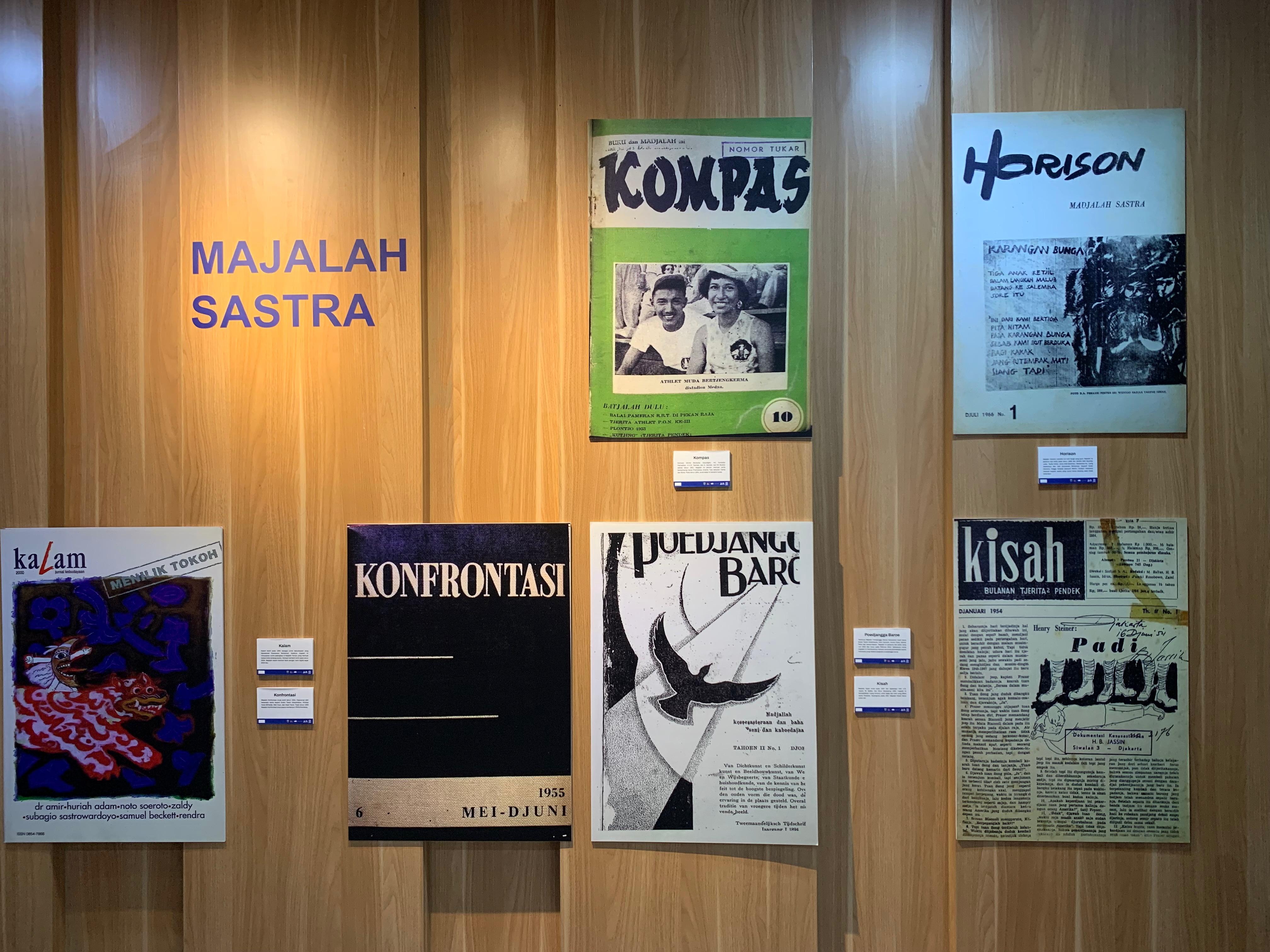 Suasana Pameran Ruang Sastra Bicara, yang digelar hingga 31 Agustus 2025 di Galeri PDS H.B. Jassin TIM Cikini Jakarta Pusat. (Sumber gambar: Hypeabis.id/Luke Andaresta) Suasana Pameran Ruang Sastra Bicara, yang digelar hingga 31 Agustus 2025 di Galeri PDS H.B. Jassin TIM Cikini Jakarta Pusat. (Sumber gambar: Hypeabis.id/Luke Andaresta)