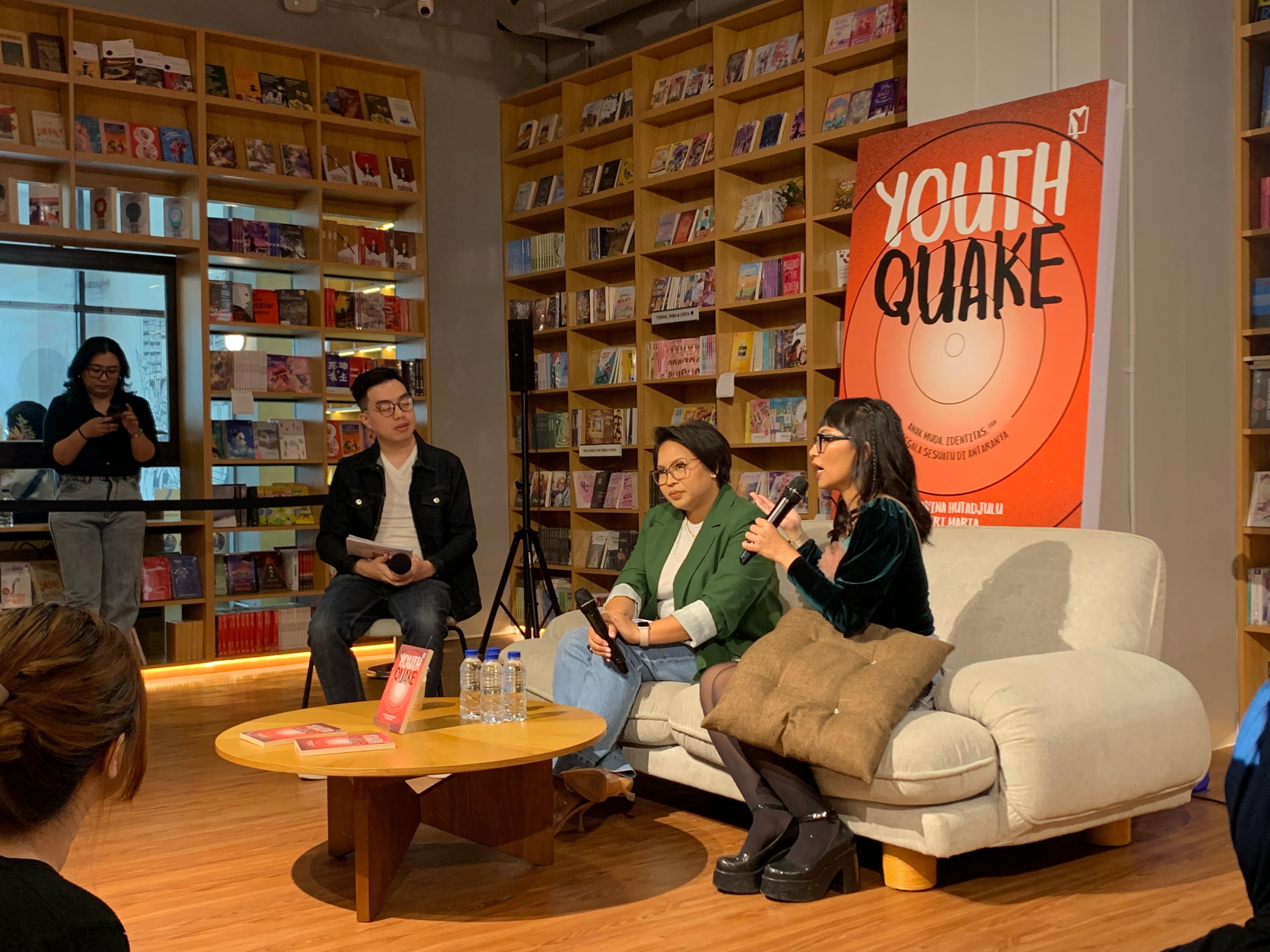 Sesi talkshow peluncuran buku Youthquake di Gramedia Jalma, Blok M, Jakarta Selatan, Minggu (9/8/2025). Sumber gambar: Hypeabis.id/Luke Andaresta.