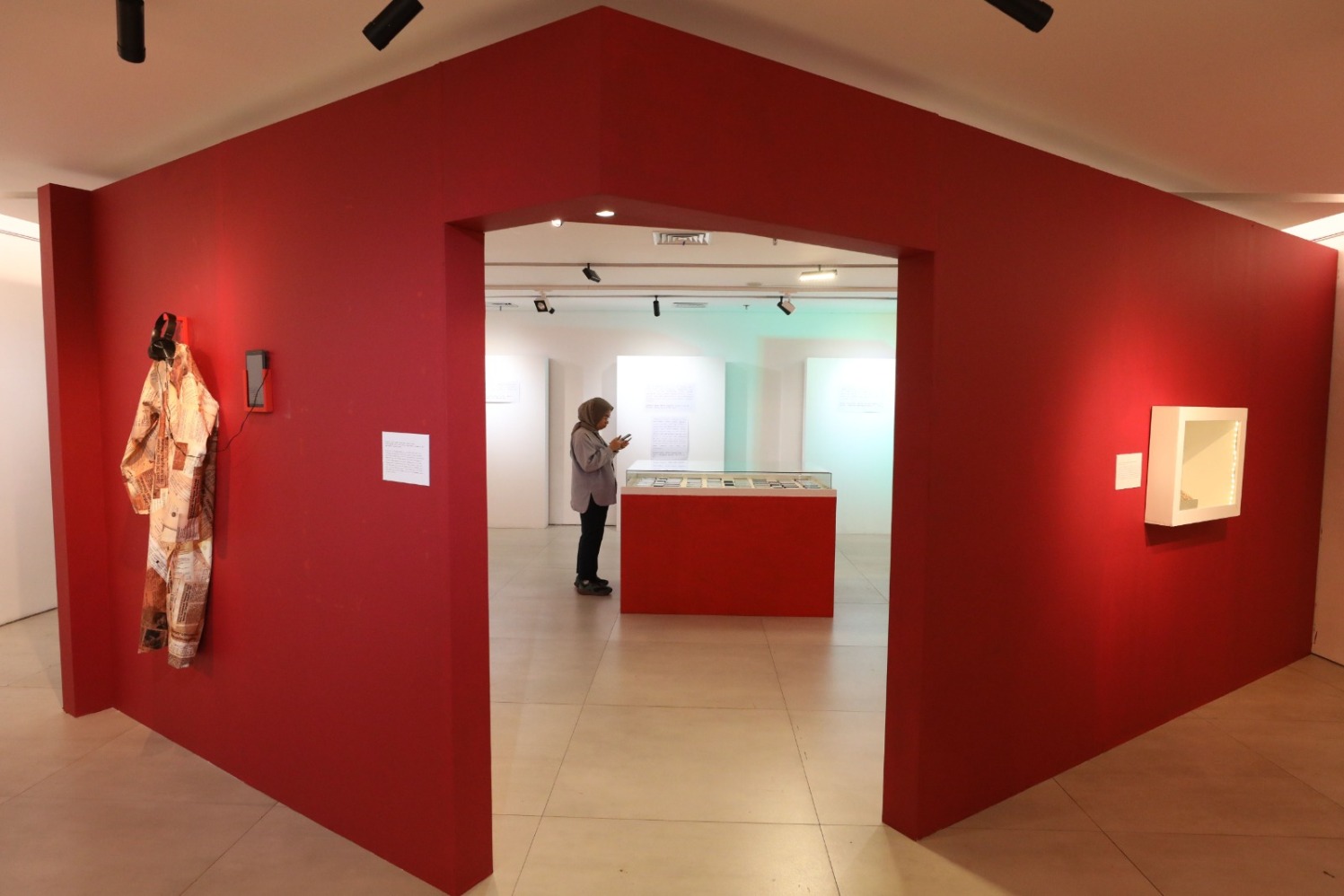 Pengunjung melihat Pameran Arsip 2025 “Membaca Krisis dan Kritisme melalui Arsip Dewan Kesenian Jakarta dan Taman Ismail Marzuki, 1969-2000-an” (Sumber gambar: Hypeabis.id/Eusebio chrysnamurti) Pengunjung melihat Pameran Arsip 2025 “Membaca Krisis dan Kritisme melalui Arsip Dewan Kesenian Jakarta dan Taman Ismail Marzuki, 1969-2000-an” (Sumber gambar: Hypeabis.id/Eusebio chrysnamurti)
