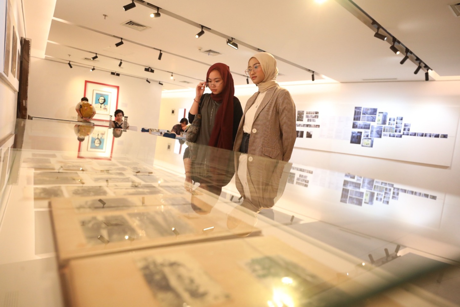 Pengunjung melihat Pameran Arsip 2025 “Membaca Krisis dan Kritisme melalui Arsip Dewan Kesenian Jakarta dan Taman Ismail Marzuki, 1969-2000-an” (Sumber gambar: Hypeabis.id/Eusebio chrysnamurti) Pengunjung melihat Pameran Arsip 2025 “Membaca Krisis dan Kritisme melalui Arsip Dewan Kesenian Jakarta dan Taman Ismail Marzuki, 1969-2000-an” (Sumber gambar: Hypeabis.id/Eusebio chrysnamurti)