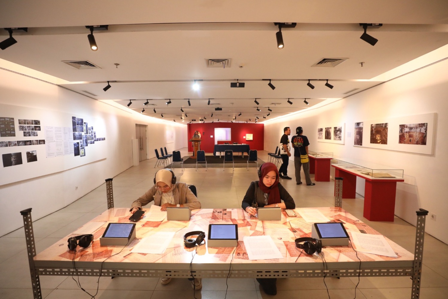 Pengunjung melihat Pameran Arsip 2025 “Membaca Krisis dan Kritisme melalui Arsip Dewan Kesenian Jakarta dan Taman Ismail Marzuki, 1969-2000-an” (Sumber gambar: Hypeabis.id/Eusebio chrysnamurti) Pengunjung melihat Pameran Arsip 2025 “Membaca Krisis dan Kritisme melalui Arsip Dewan Kesenian Jakarta dan Taman Ismail Marzuki, 1969-2000-an” (Sumber gambar: Hypeabis.id/Eusebio chrysnamurti)