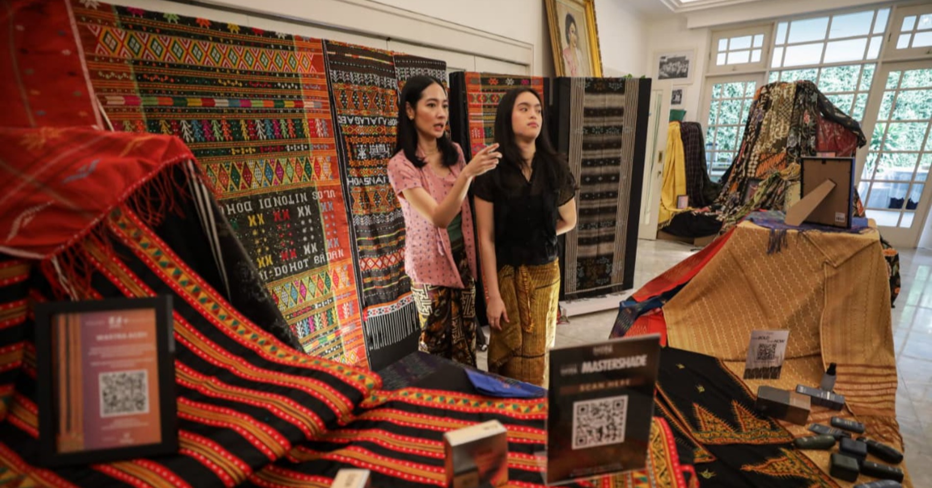 Pengunjung melihat koleksi wastra di Pameran 80 Kain Indonesia (Sumber Foto Pengunjung melihat koleksi wastra di Pameran 80 Kain Indonesia (Sumber Foto