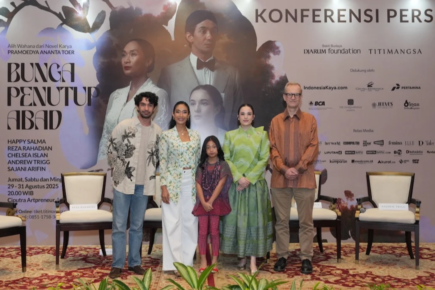 Produser Happy Salma, pemain Reza Rahadian, Chelsea Island, dan beberapa tim produksi Bunga Penutup Abad (Sumber gambar: dok Titimangsa)