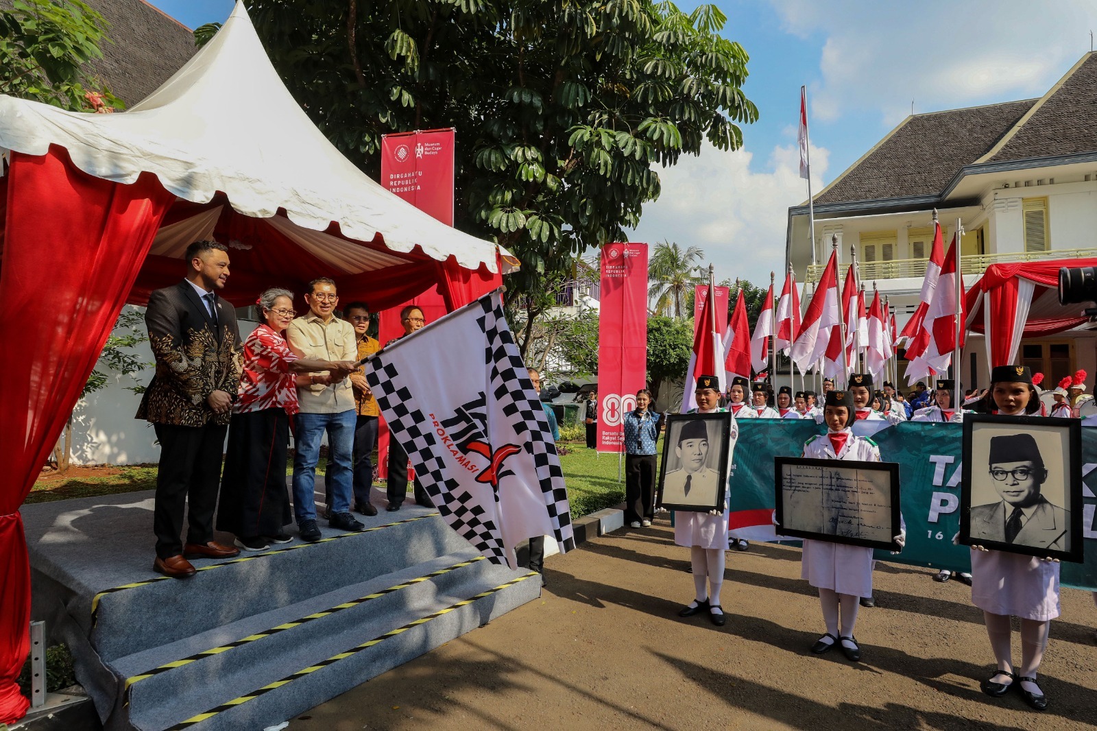 Para peserta Tapak Tilas Proklamasi 2025 di kawasan sekitar Munasprok, Sabtu (16/8/2025). Sumber gambar: Hypeabis.id/Eusebio C. Para peserta Tapak Tilas Proklamasi 2025 di kawasan sekitar Munasprok, Sabtu (16/8/2025). Sumber gambar: Hypeabis.id/Eusebio C.