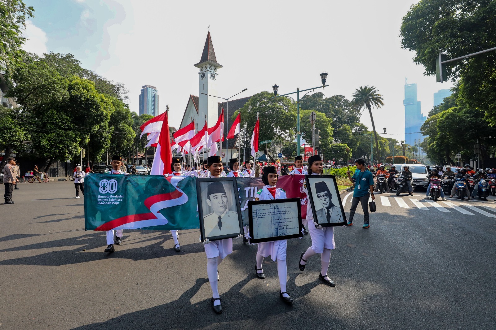 Para peserta Tapak Tilas Proklamasi 2025 di kawasan sekitar Munasprok, Sabtu (16/8/2025). Sumber gambar: Hypeabis.id/Eusebio C. Para peserta Tapak Tilas Proklamasi 2025 di kawasan sekitar Munasprok, Sabtu (16/8/2025). Sumber gambar: Hypeabis.id/Eusebio C.