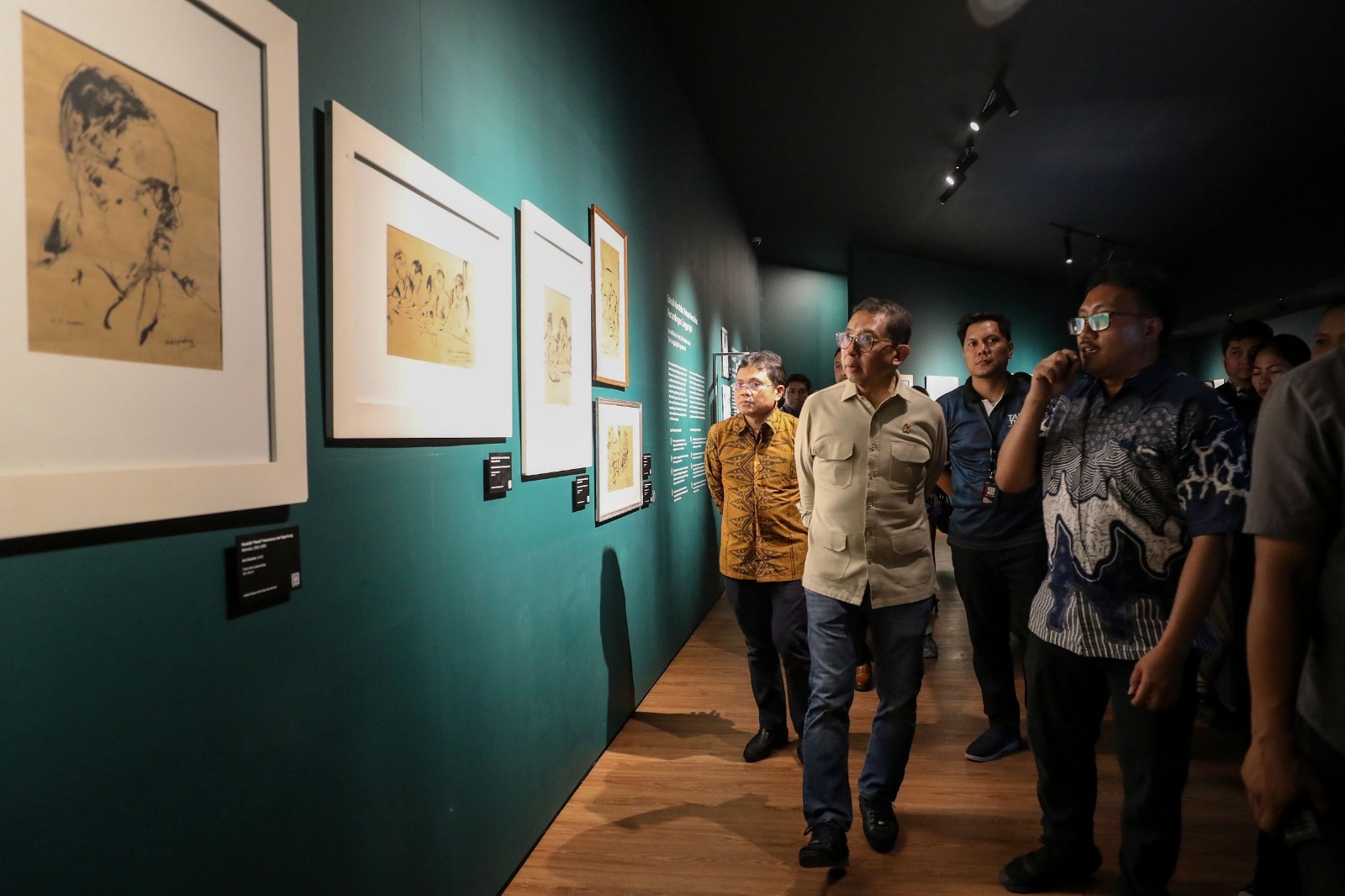 Seorang pengunjung di pameran Henk Ngantung: Seni & Diplomasi di Museum Perumusan Naskah Proklamasi. (Sumber gambar: Hypeabis.id/Eusebio C.)