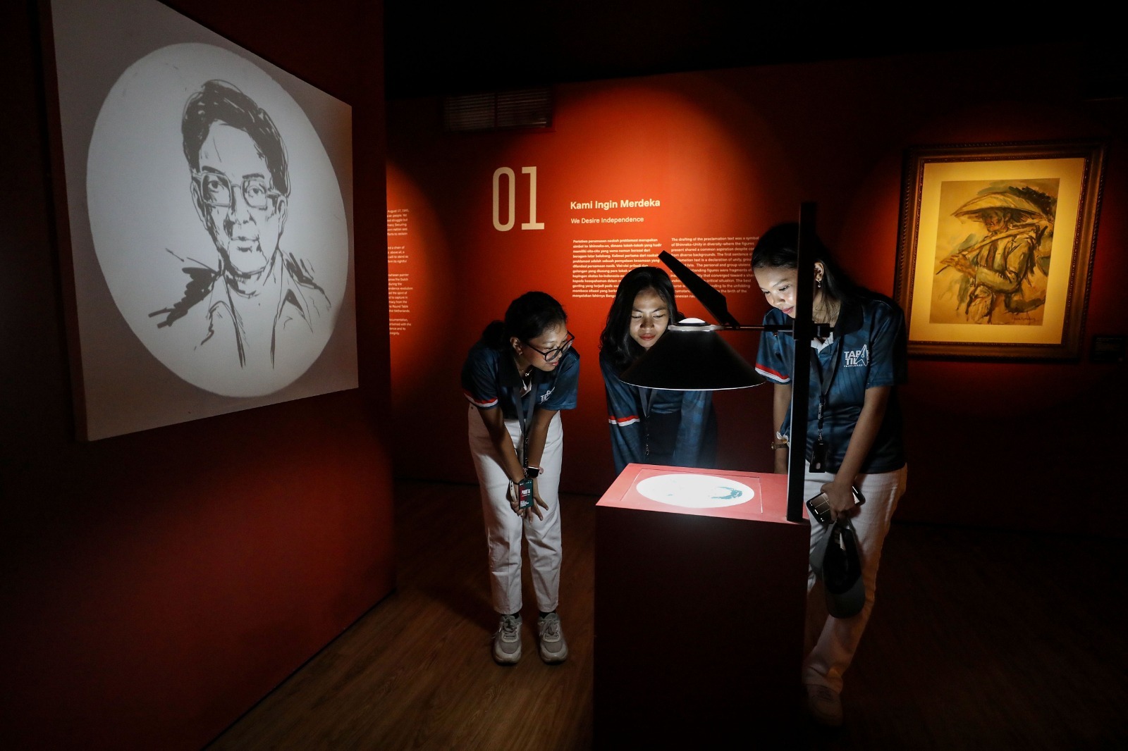 Seorang pengunjung di pameran Henk Ngantung: Seni & Diplomasi di Museum Perumusan Naskah Proklamasi. (Sumber gambar: Hypeabis.id/Eusebio C.)