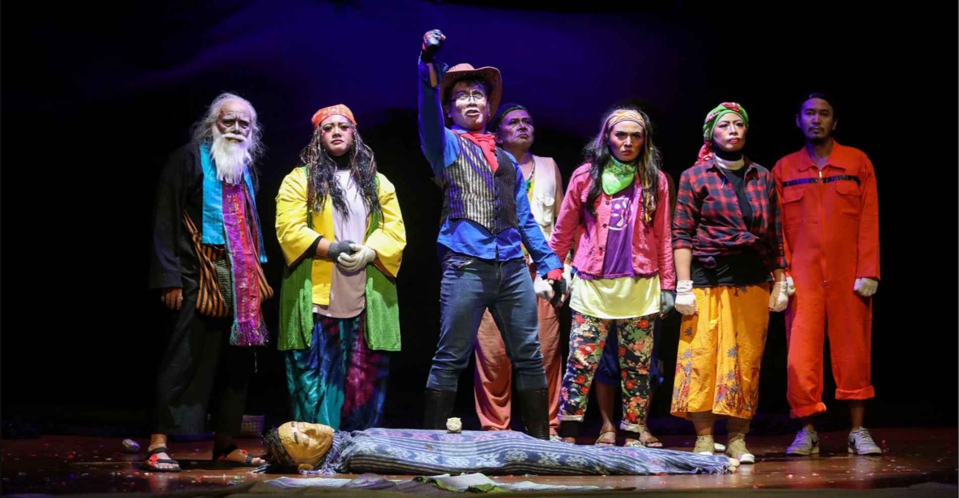 Sejumlah aktor dari Teater Mandiri mementaskan lakon Aduh di Teater Kecil, Taman Ismail Marzuki, Jakarta pada 20-21 Februari 2025. (sumber gambar Hypeabis.id/Eusebio Chrysnamurti)