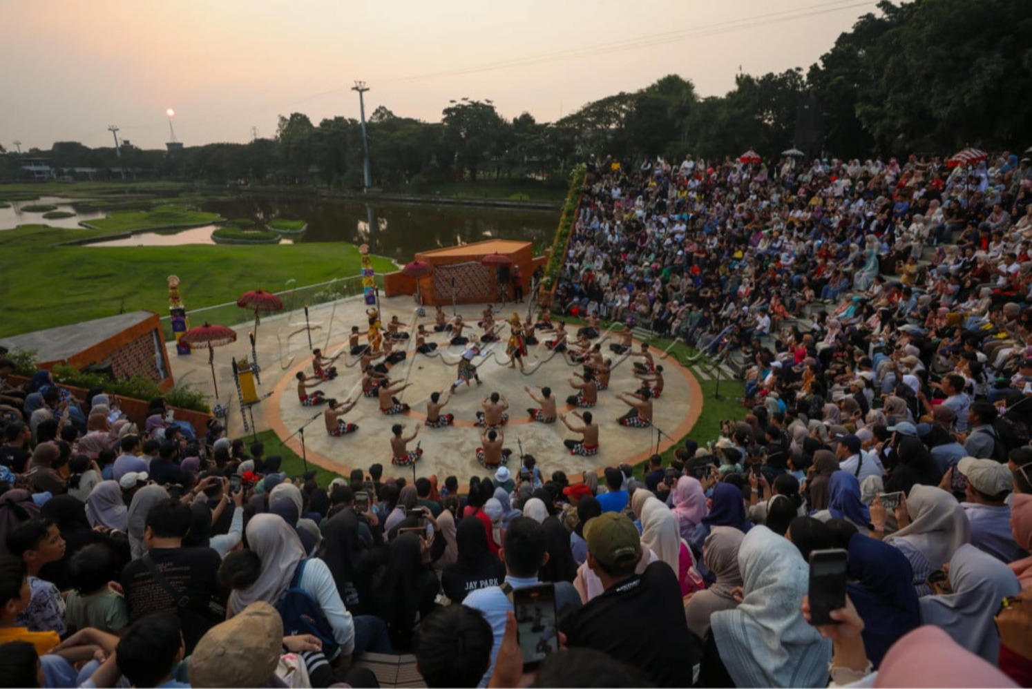 Pengunjung menyaksikan Tari Kecak di Panggung Budaya Taman Mini Indonesia Indah (TMII), Jakarta. Pentas dengan lakon Hanoman Duta tersebut digelar untuk memperkenalkan budaya Nusantara sekaligus memberikan hiburan bagi para pengunjung selama masa liburan sekolah. (Sumber gambar: Hypeabis.id/Himawan L Nugraha)