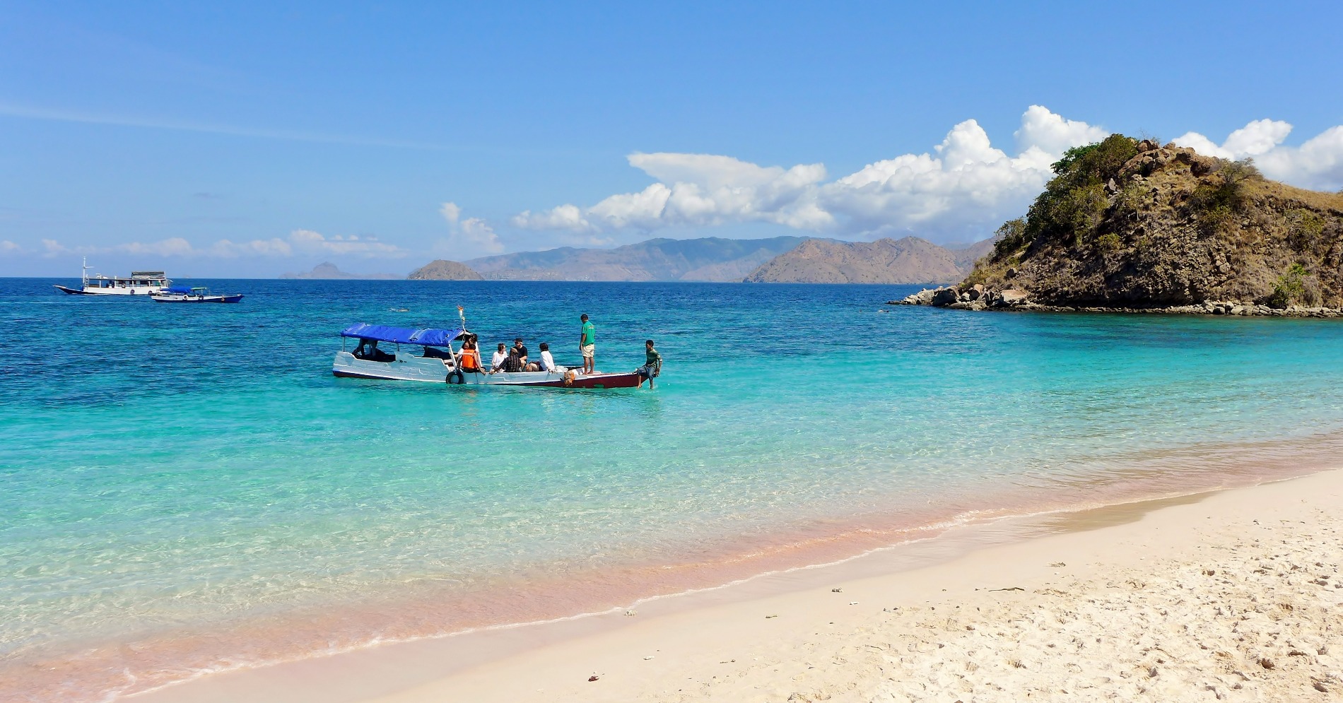 Pink Beach (Sumber gambar: Wikimedia Commons/Bahnfrend) Pink Beach (Sumber gambar: Wikimedia Commons/Bahnfrend)