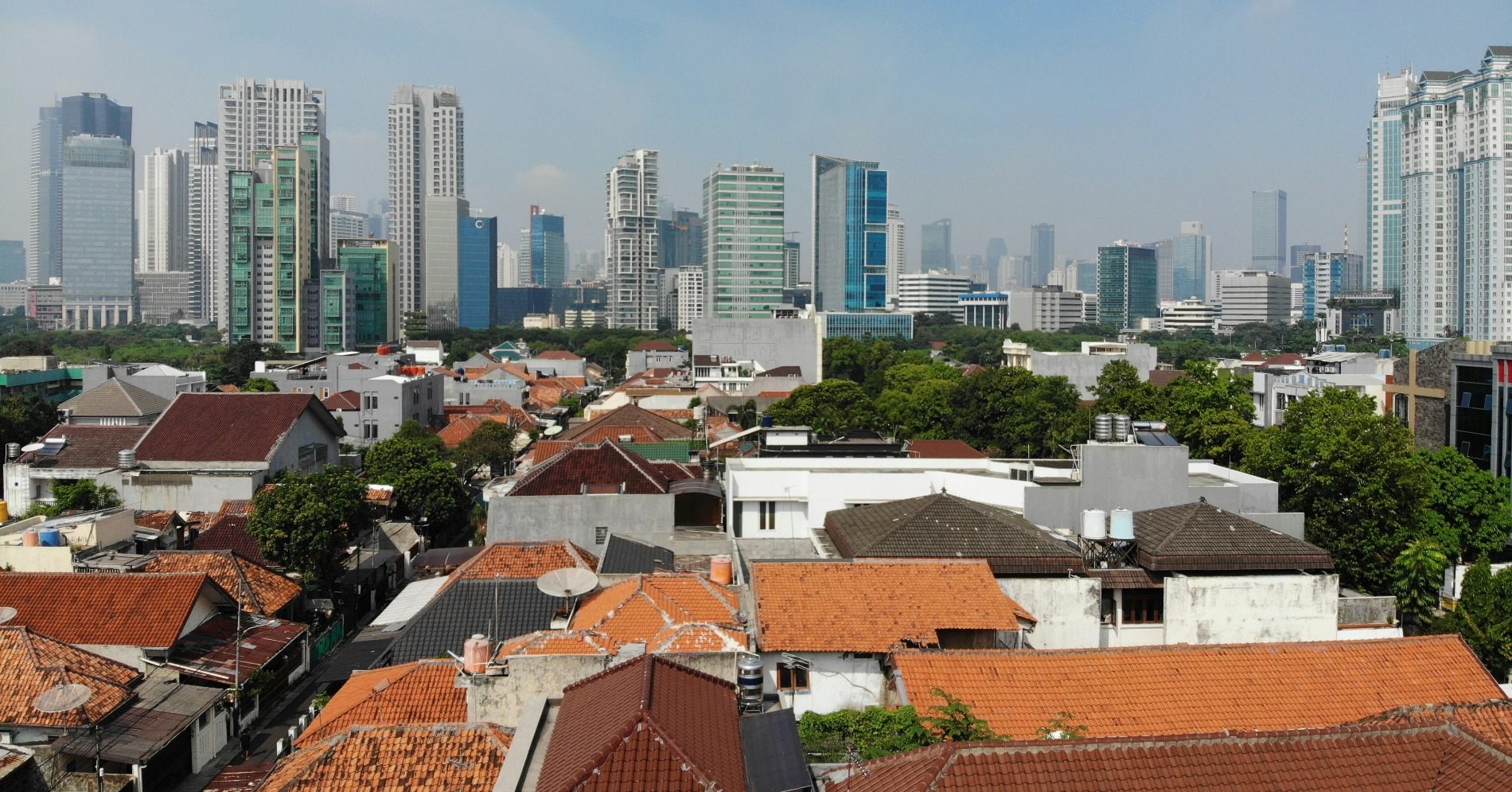 Ilustrasi pemukiman padat di Jakarta (sumber gambar: Unsplash/Afif Ramdhasuma) Ilustrasi pemukiman padat di Jakarta (sumber gambar: Unsplash/Afif Ramdhasuma)