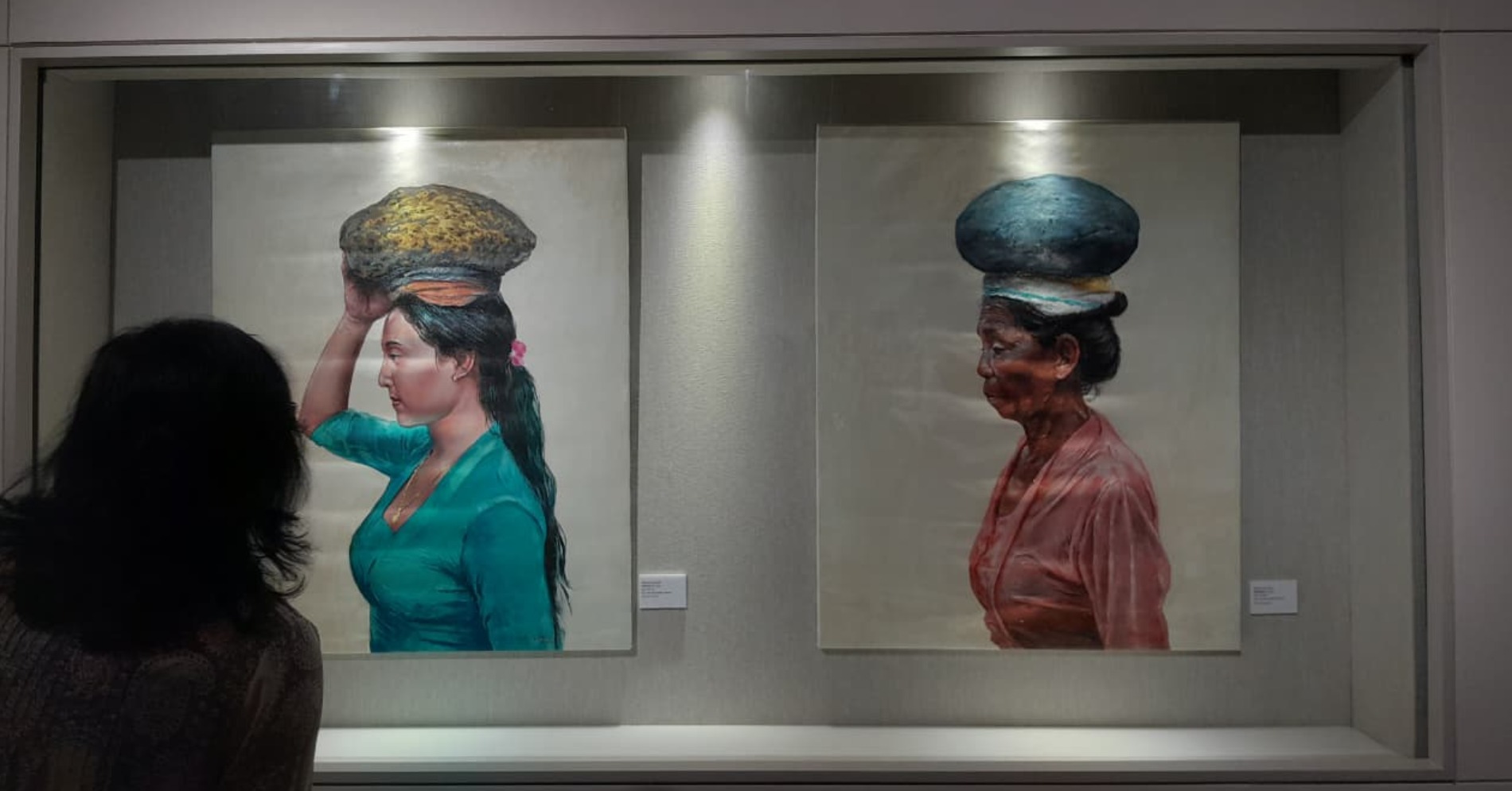 Pengunjung menikmati sejumlah karya dalam pameran Wajah Kita dalam Rupa di Bentara Budaya Art Center Gallery, Menara Kompas, Jakarta (Sumber gambar: Hypeabis.id/Prasetyo Agung Ginanjar)