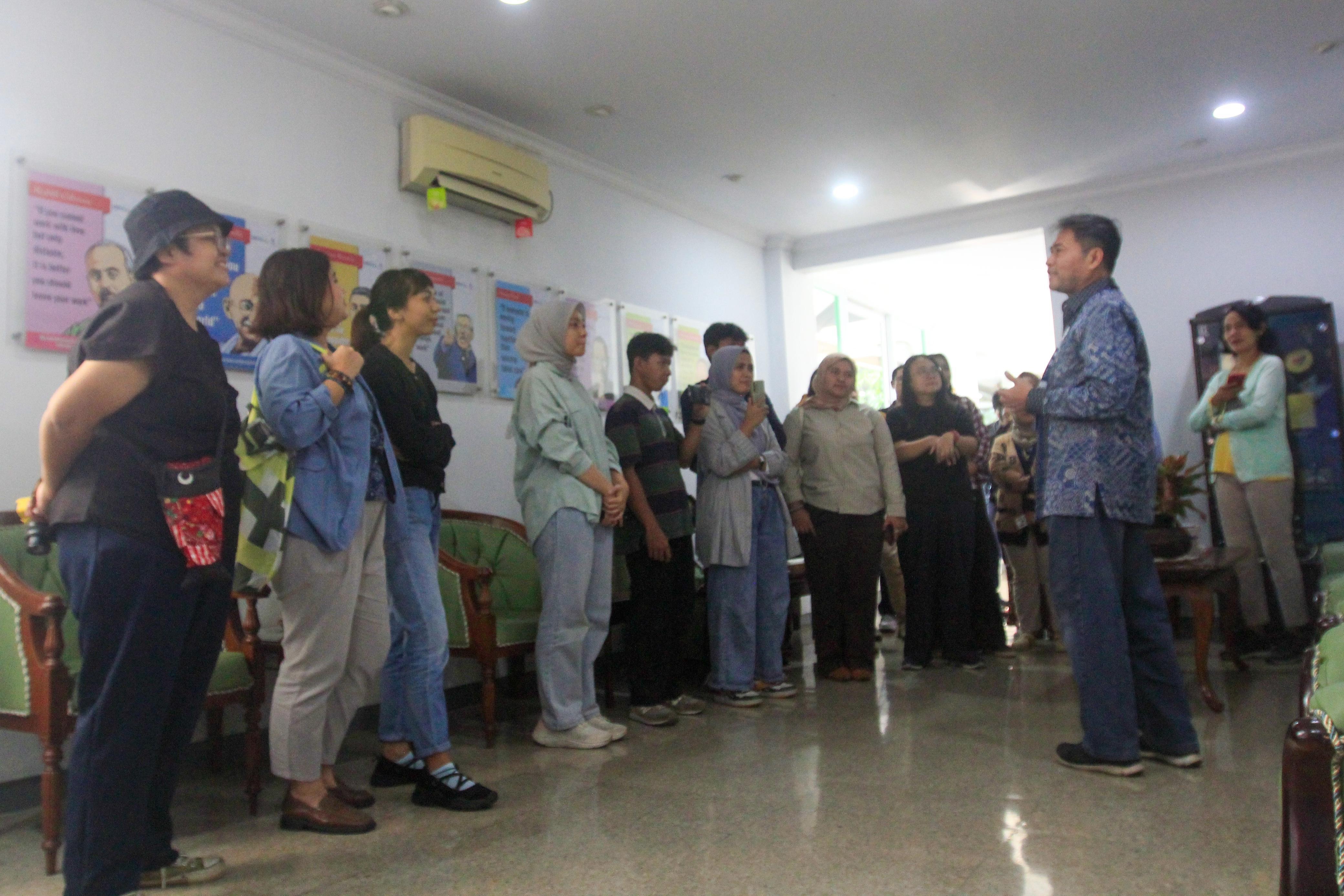 Kegiatan Jalan Bareng Genhype berkunjung ke kantor Balai Pustaka, Jakarta, Jumat (22/8/2025). Sumber gambar: Hypeabis.id/Robby Fathan. Kegiatan Jalan Bareng Genhype berkunjung ke kantor Balai Pustaka, Jakarta, Jumat (22/8/2025). Sumber gambar: Hypeabis.id/Robby Fathan.